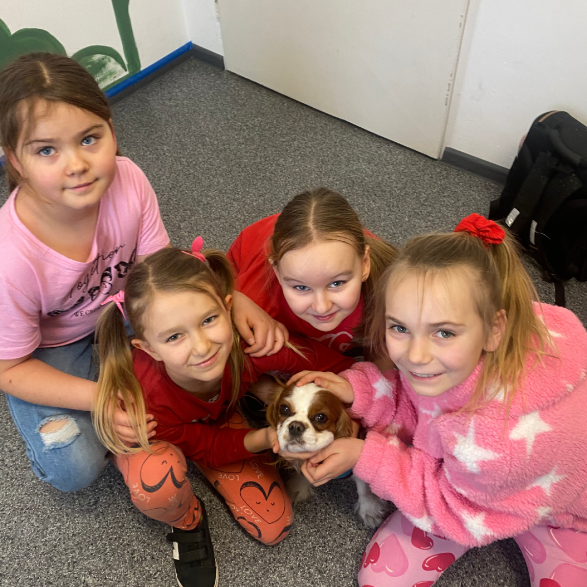 Zdjęcie w galerii na portalu naszraciborz.pl: Kolorowa rewolucja w Szkole Podstawowej w Grzegorzowicach – uczniowie i artyści tworzą mural. wiadomości z regionu