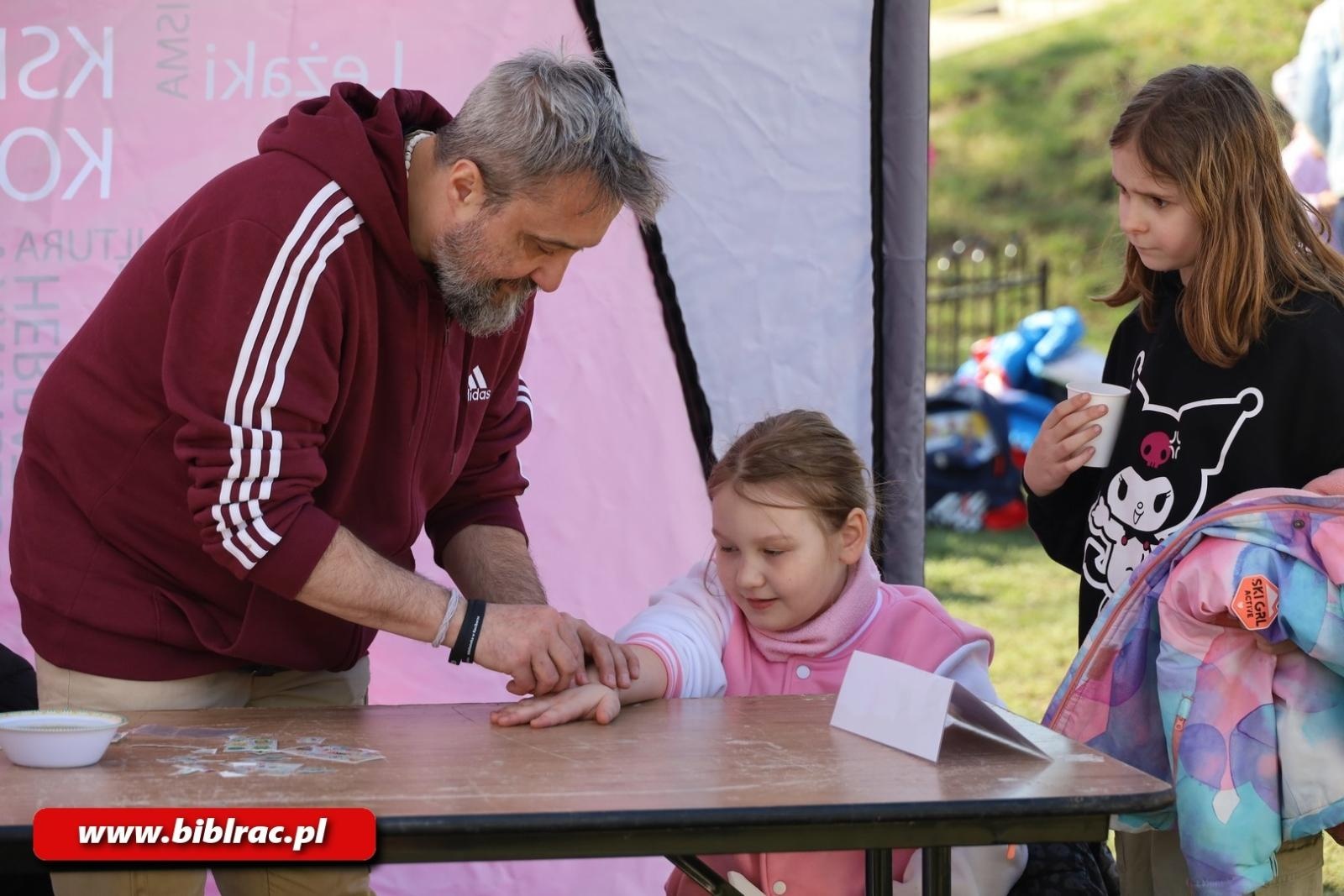 Zdjęcie w galerii na portalu naszraciborz.pl: Witaj wiosno! Biblioteka na Pikniku w Ogródku Jordanowskim wiadomości z regionu