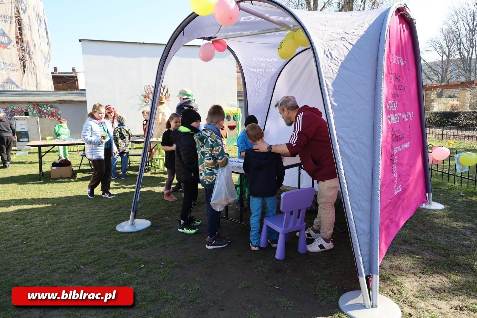 Zdjęcie w galerii na portalu naszraciborz.pl: Witaj wiosno! Biblioteka na Pikniku w Ogródku Jordanowskim wiadomości z regionu