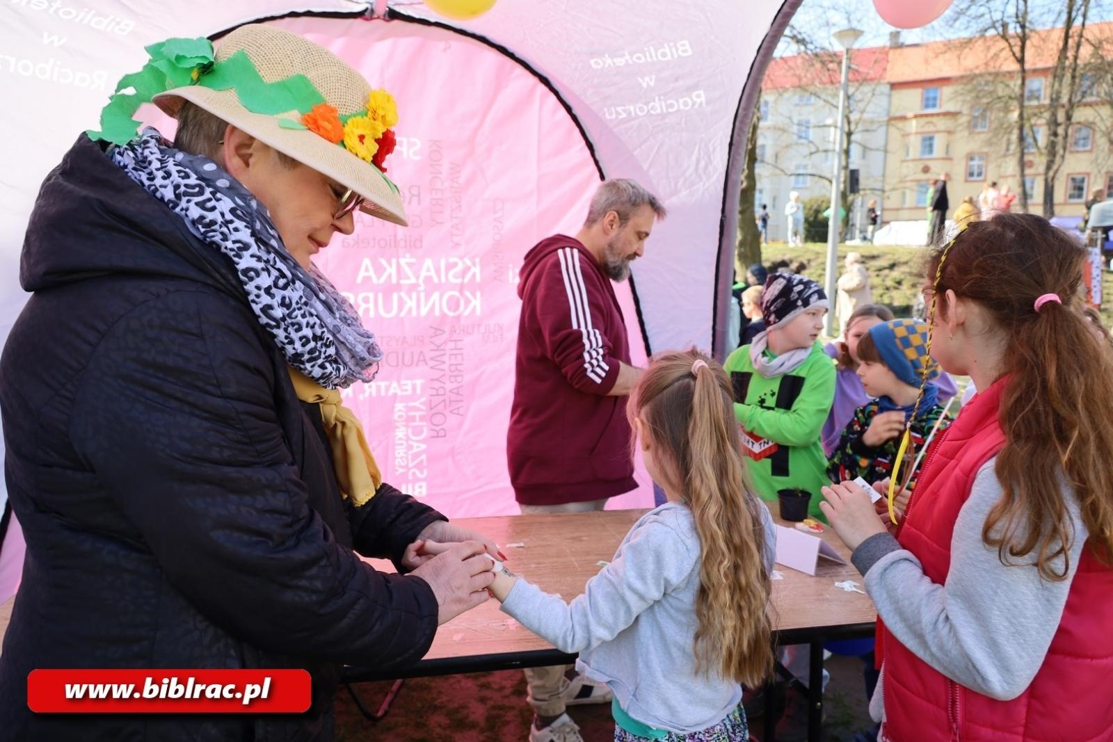 Zdjęcie w galerii na portalu naszraciborz.pl: Witaj wiosno! Biblioteka na Pikniku w Ogródku Jordanowskim wiadomości z regionu