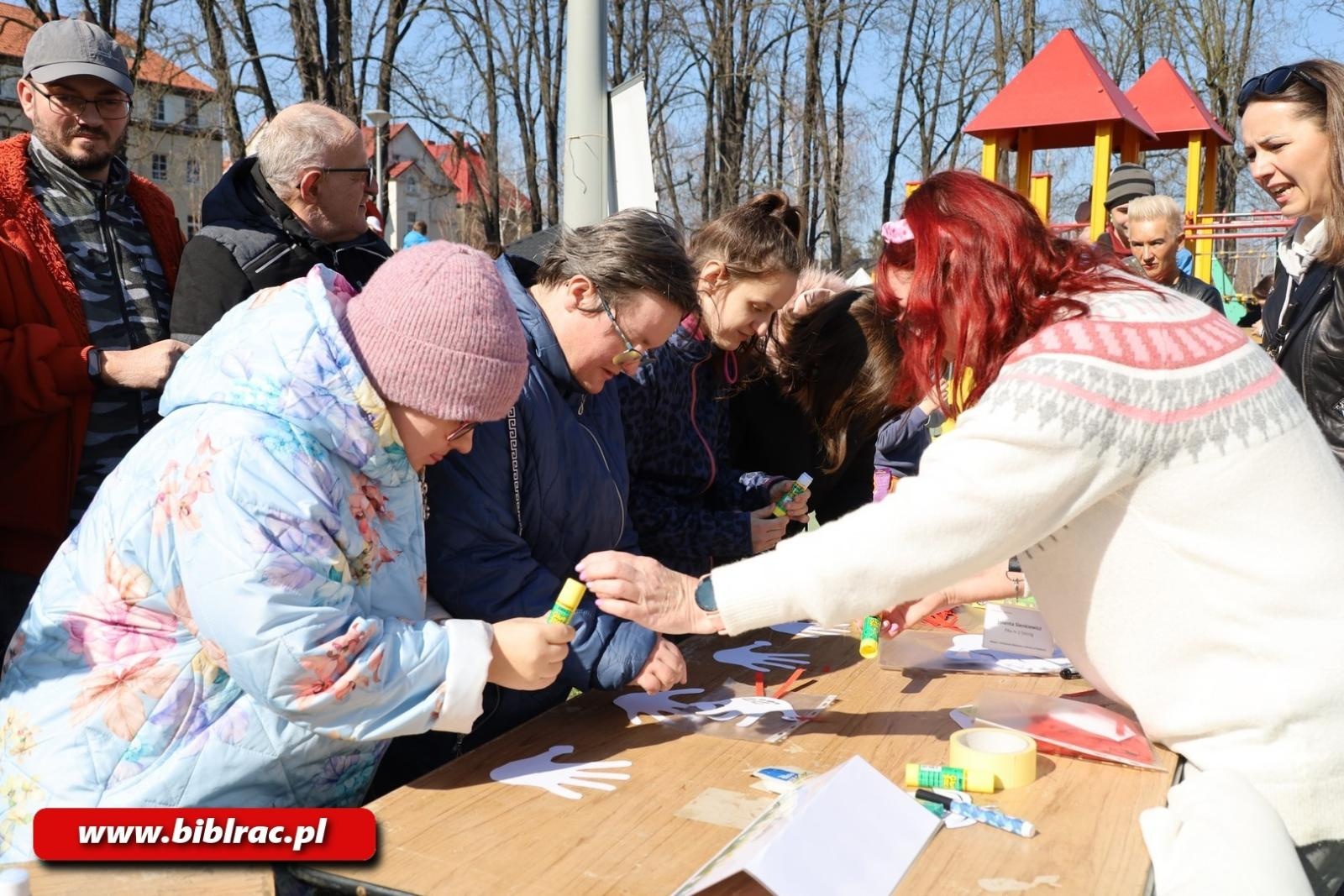 Zdjęcie w galerii na portalu naszraciborz.pl: Witaj wiosno! Biblioteka na Pikniku w Ogródku Jordanowskim wiadomości z regionu
