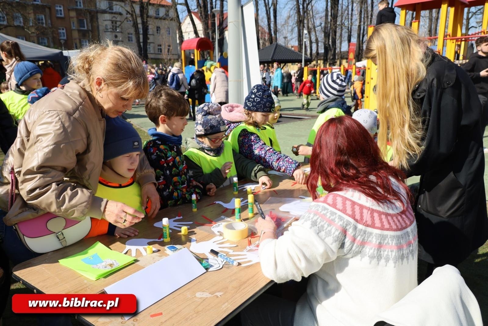 Zdjęcie w galerii na portalu naszraciborz.pl: Witaj wiosno! Biblioteka na Pikniku w Ogródku Jordanowskim wiadomości z regionu