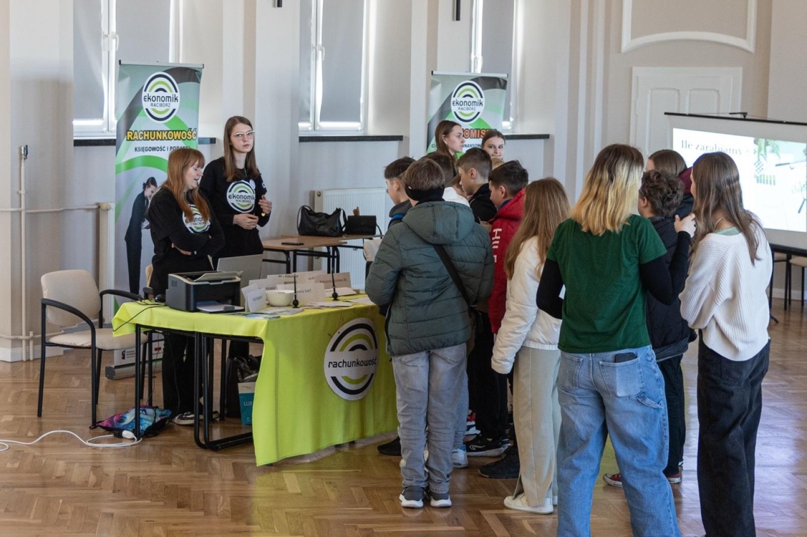 Zdjęcie w galerii na portalu naszraciborz.pl: Wagary z Ekonomikiem – kreatywne powitanie wiosny wiadomości z regionu