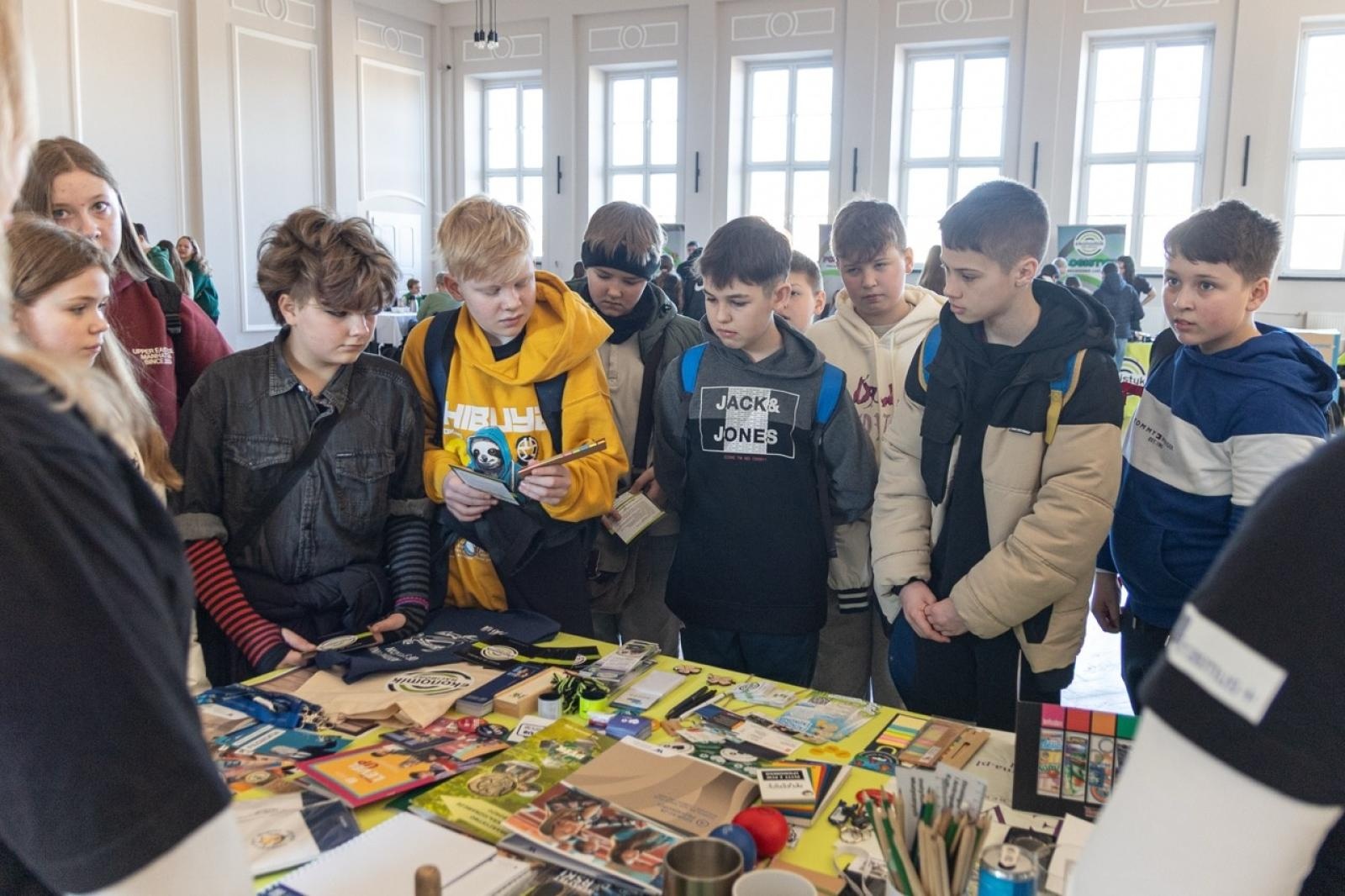 Zdjęcie w galerii na portalu naszraciborz.pl: Wagary z Ekonomikiem – kreatywne powitanie wiosny wiadomości z regionu