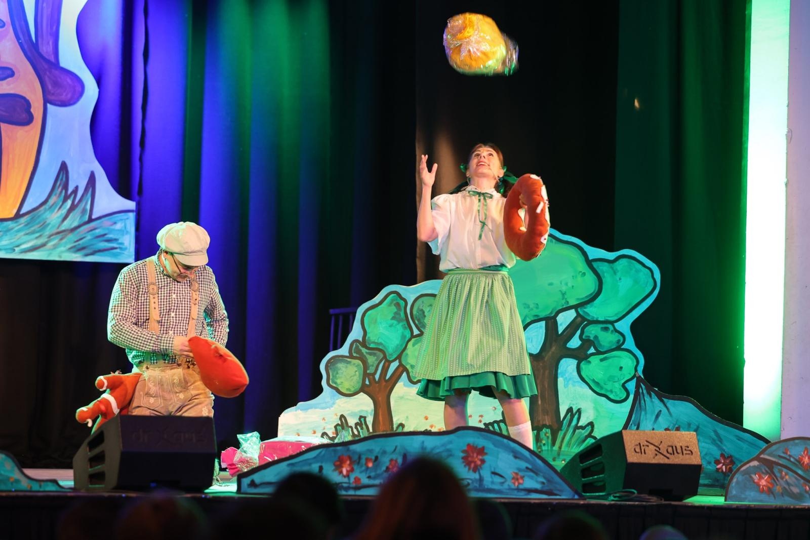 Zdjęcie w galerii na portalu naszraciborz.pl: Szkoły i przedszkola w bajkowej przygodzie Jasia i Małgosi wiadomości z regionu