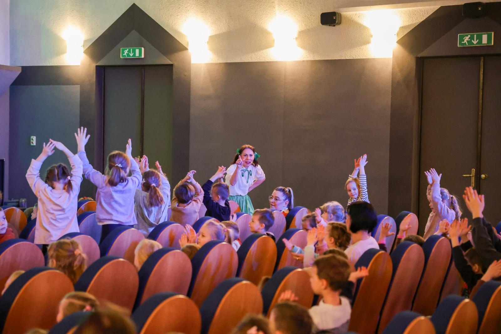 Zdjęcie w galerii na portalu naszraciborz.pl: Szkoły i przedszkola w bajkowej przygodzie Jasia i Małgosi wiadomości z regionu