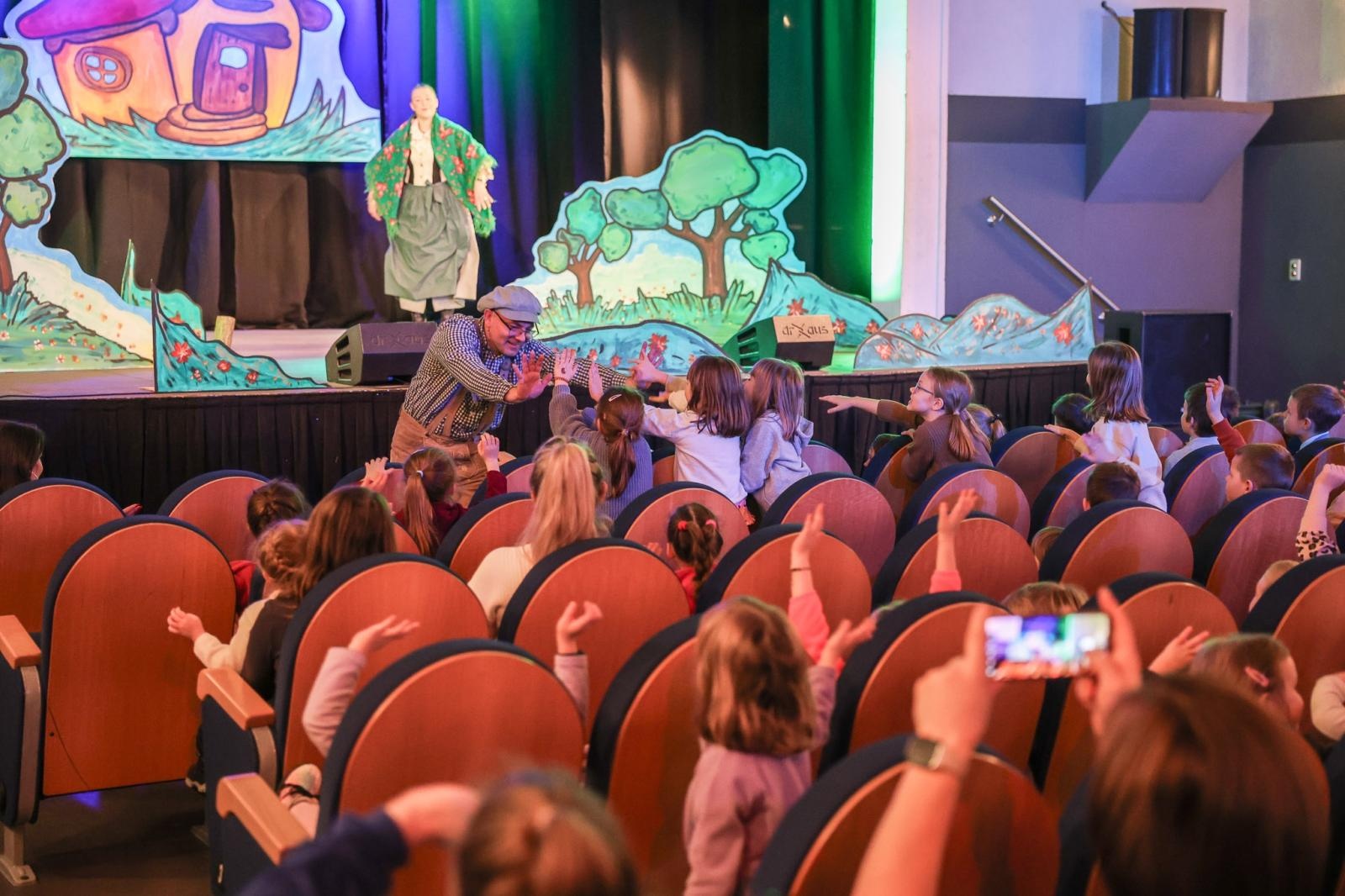 Zdjęcie w galerii na portalu naszraciborz.pl: Szkoły i przedszkola w bajkowej przygodzie Jasia i Małgosi wiadomości z regionu