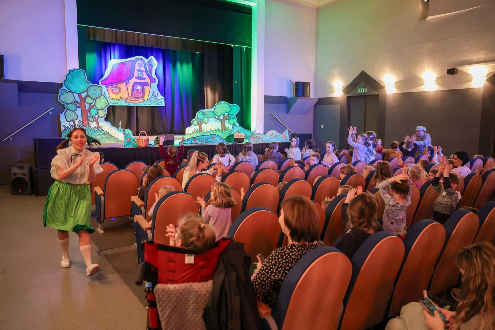 Zdjęcie w galerii na portalu naszraciborz.pl: Szkoły i przedszkola w bajkowej przygodzie Jasia i Małgosi wiadomości z regionu