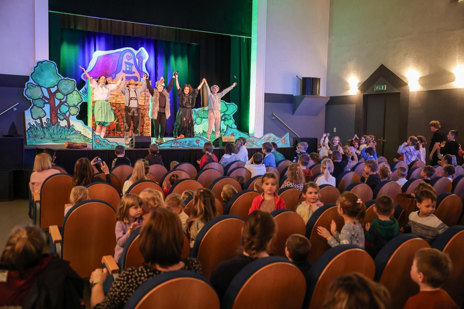 Zdjęcie w galerii na portalu naszraciborz.pl: Szkoły i przedszkola w bajkowej przygodzie Jasia i Małgosi wiadomości z regionu