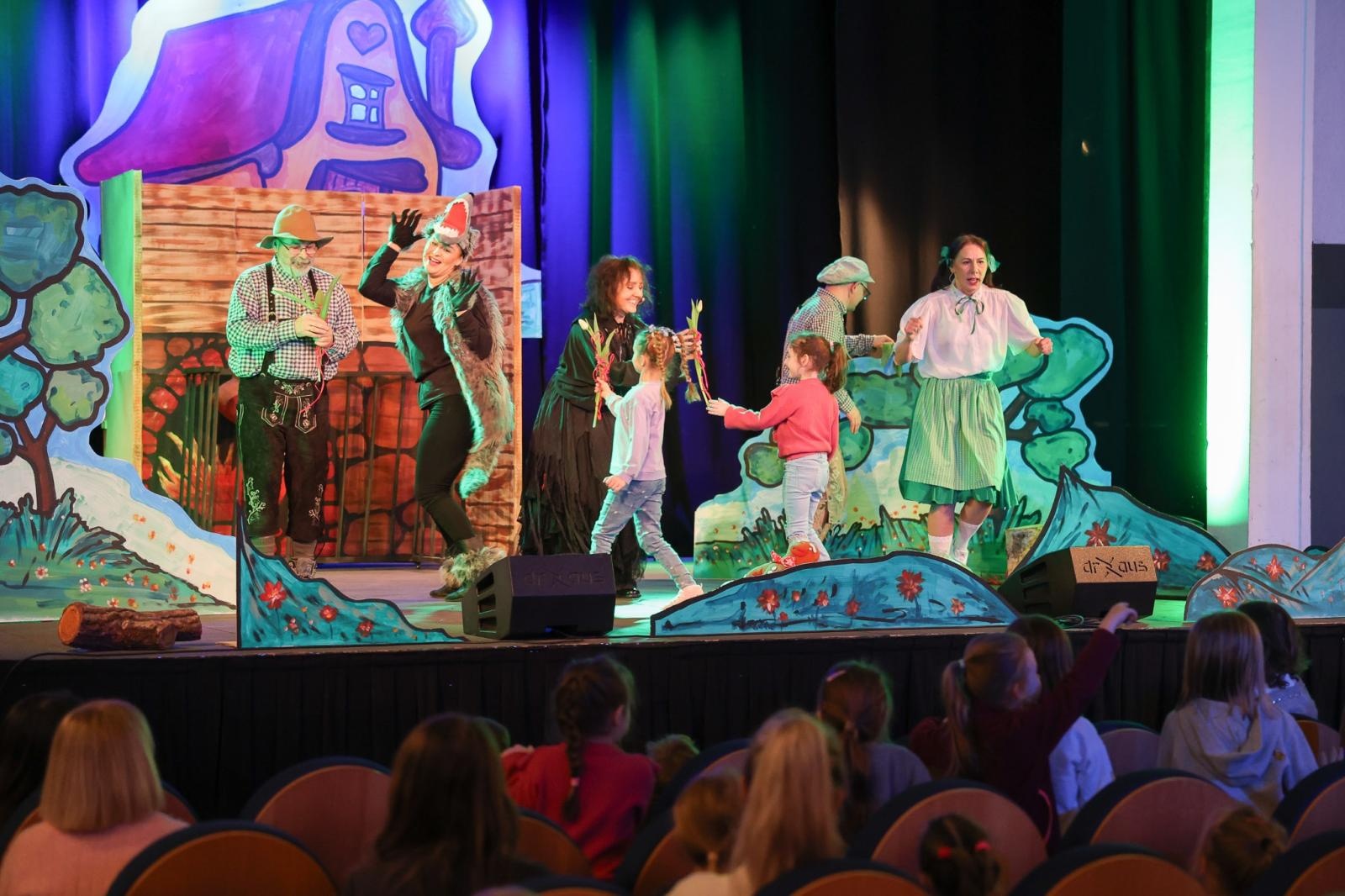 Zdjęcie w galerii na portalu naszraciborz.pl: Szkoły i przedszkola w bajkowej przygodzie Jasia i Małgosi wiadomości z regionu