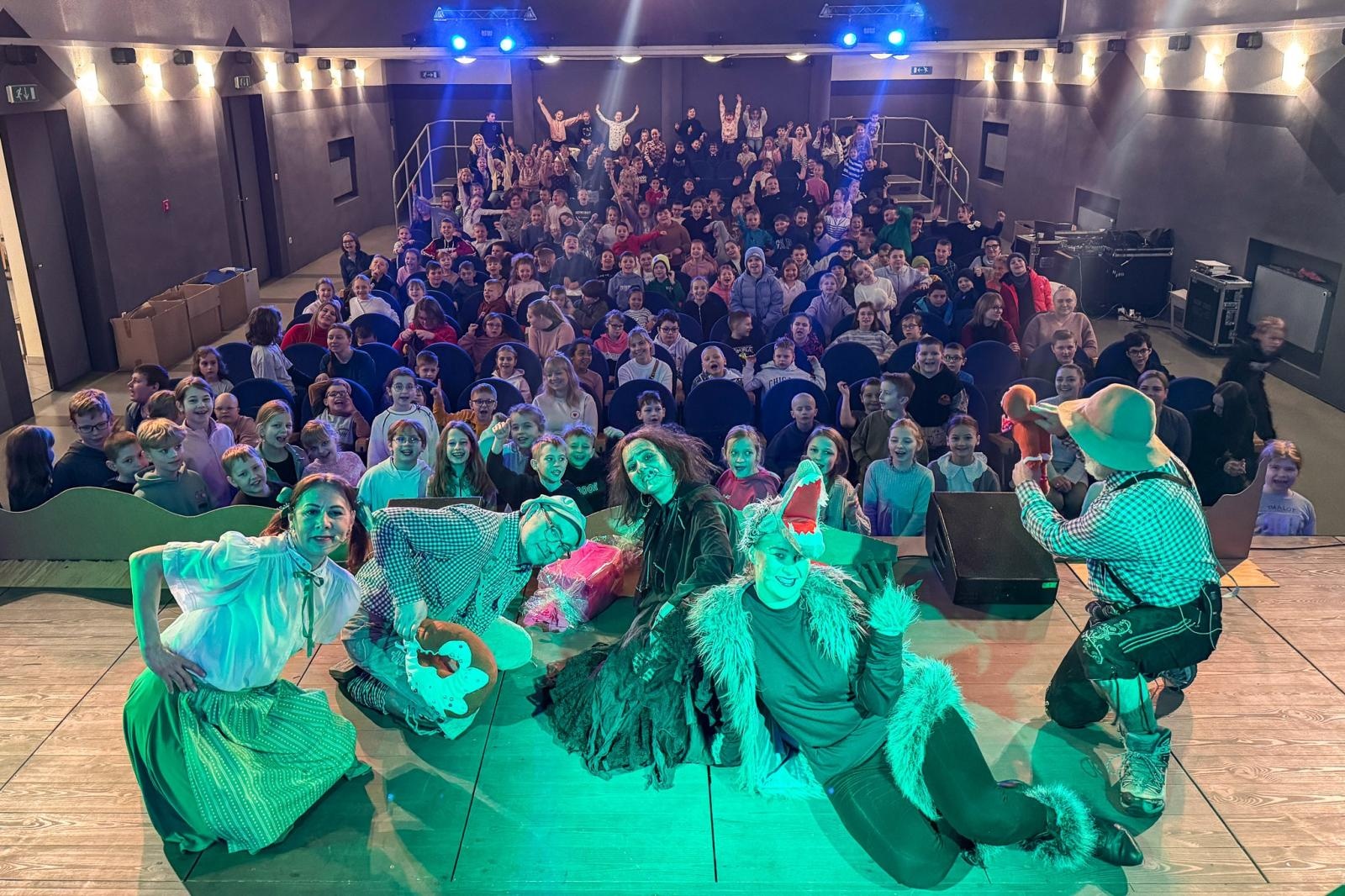 Zdjęcie w galerii na portalu naszraciborz.pl: Szkoły i przedszkola w bajkowej przygodzie Jasia i Małgosi wiadomości z regionu