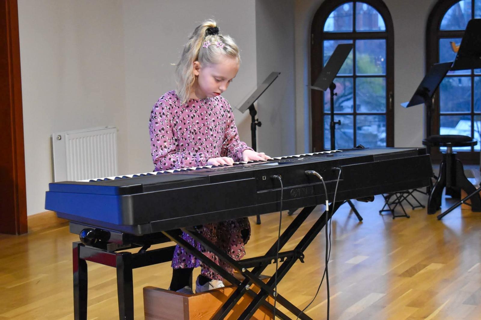 Zdjęcie w galerii na portalu naszraciborz.pl: Wiosenny koncert uczniów Fulnart na Zamku Piastowskim wiadomości z regionu