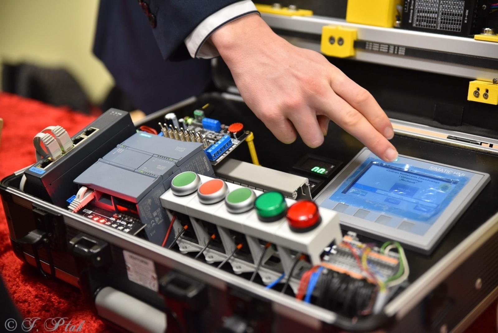 Zdjęcie w galerii na portalu naszraciborz.pl: Konkurs prac uczniowskich w Mechaniku – innowacyjne pomysły młodych techników wiadomości z regionu