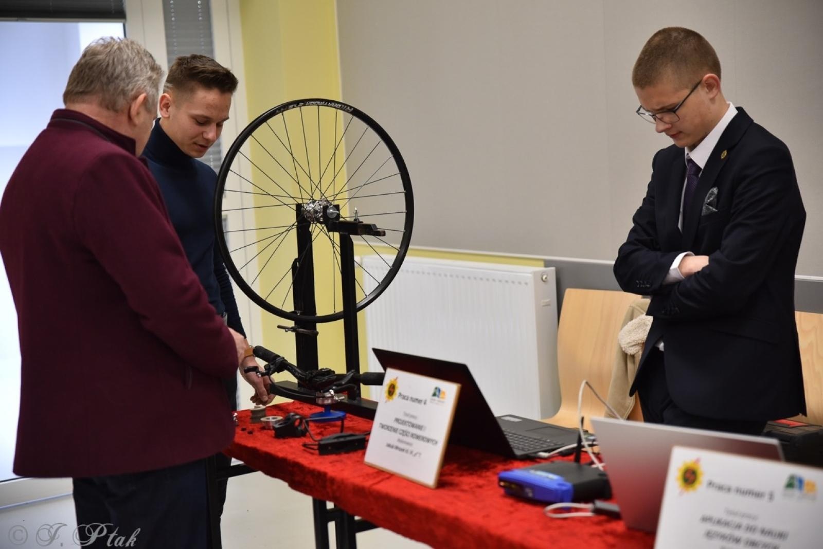 Zdjęcie w galerii na portalu naszraciborz.pl: Konkurs prac uczniowskich w Mechaniku – innowacyjne pomysły młodych techników wiadomości z regionu