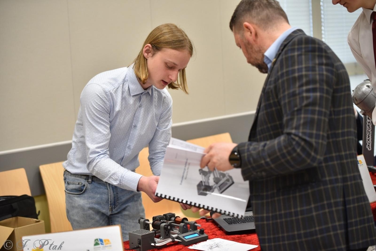 Zdjęcie w galerii na portalu naszraciborz.pl: Konkurs prac uczniowskich w Mechaniku – innowacyjne pomysły młodych techników wiadomości z regionu