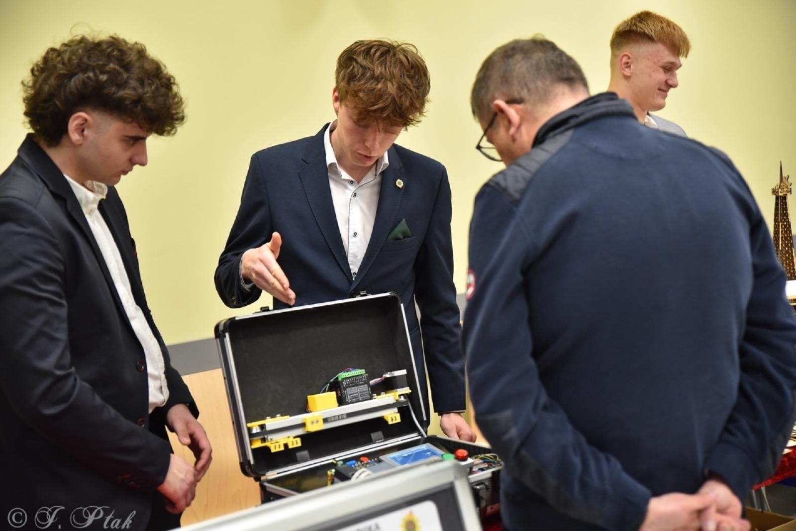 Zdjęcie w galerii na portalu naszraciborz.pl: Konkurs prac uczniowskich w Mechaniku – innowacyjne pomysły młodych techników wiadomości z regionu