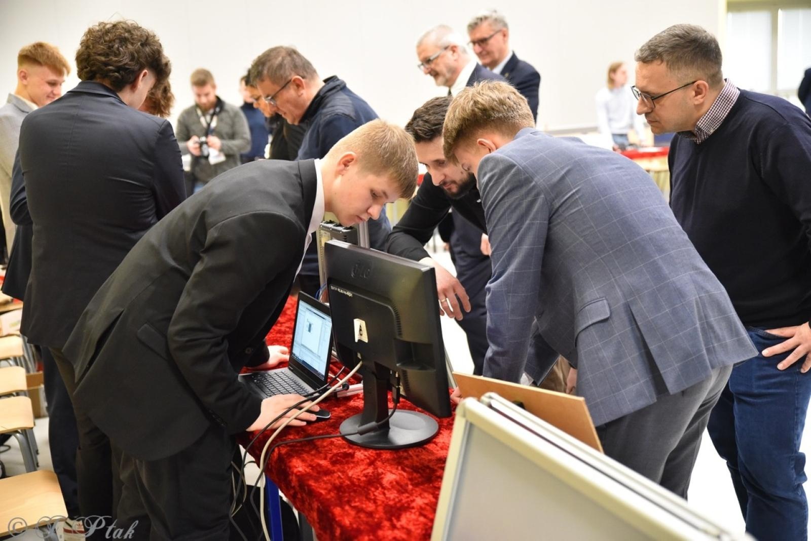 Zdjęcie w galerii na portalu naszraciborz.pl: Konkurs prac uczniowskich w Mechaniku – innowacyjne pomysły młodych techników wiadomości z regionu