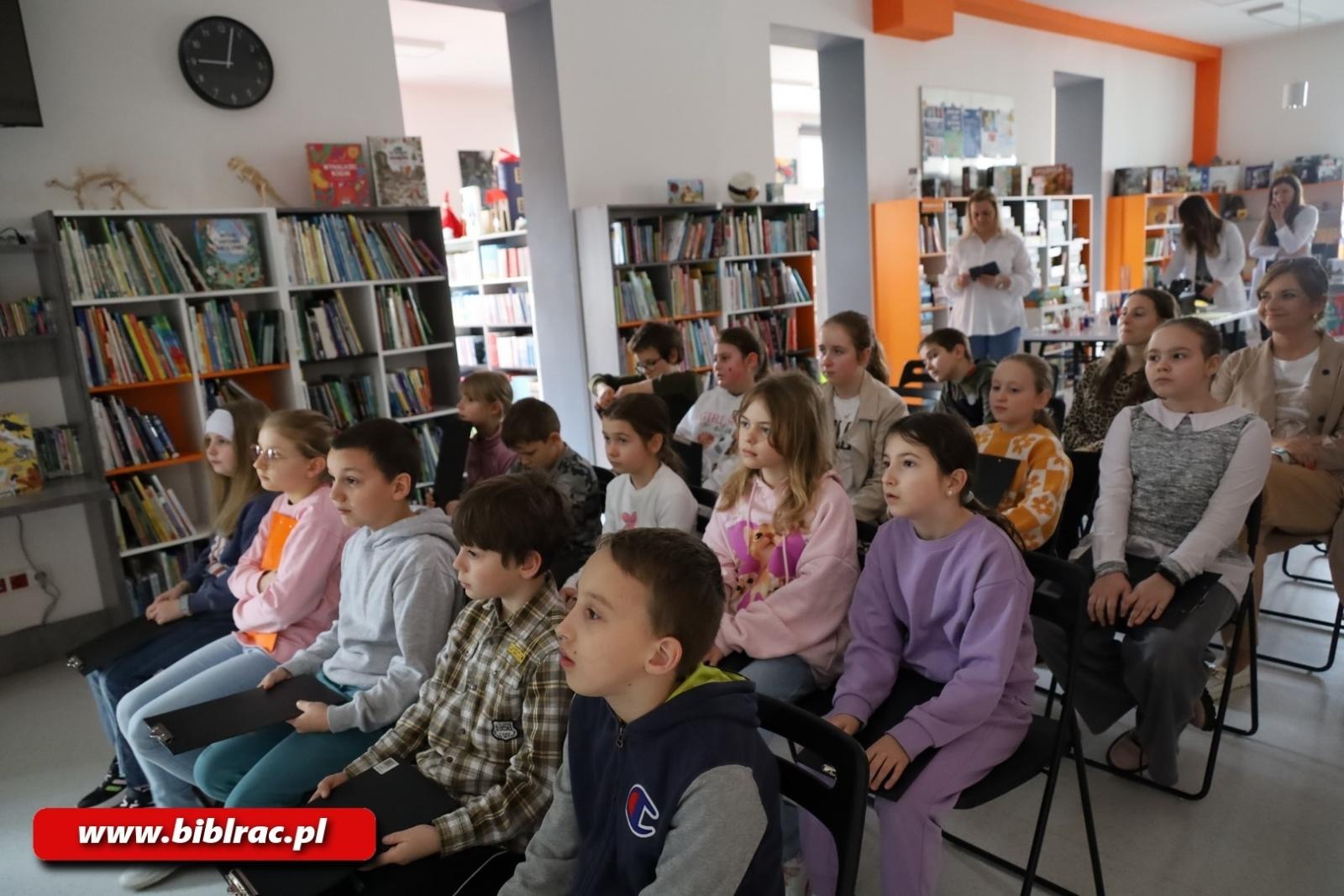 Zdjęcie w galerii na portalu naszraciborz.pl: Światowy Dzień Wody z Wodociągami Raciborskimi w bibliotece wiadomości z regionu