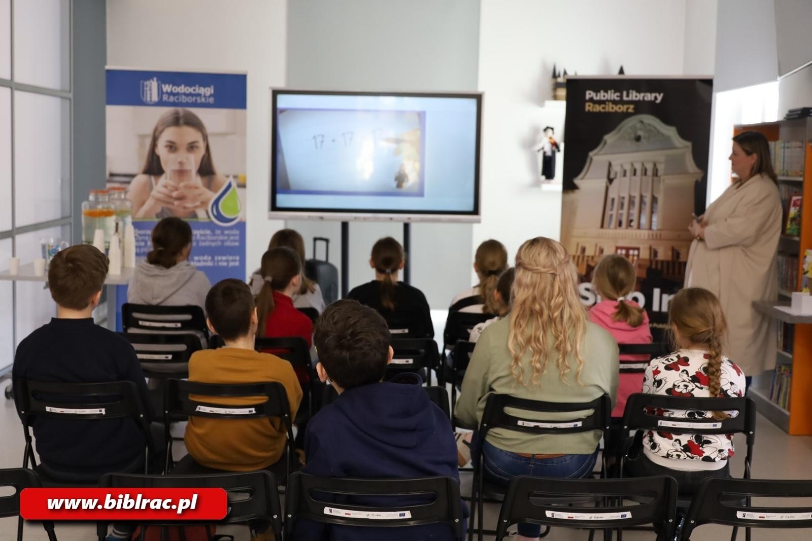 Zdjęcie w galerii na portalu naszraciborz.pl: Światowy Dzień Wody z Wodociągami Raciborskimi w bibliotece wiadomości z regionu