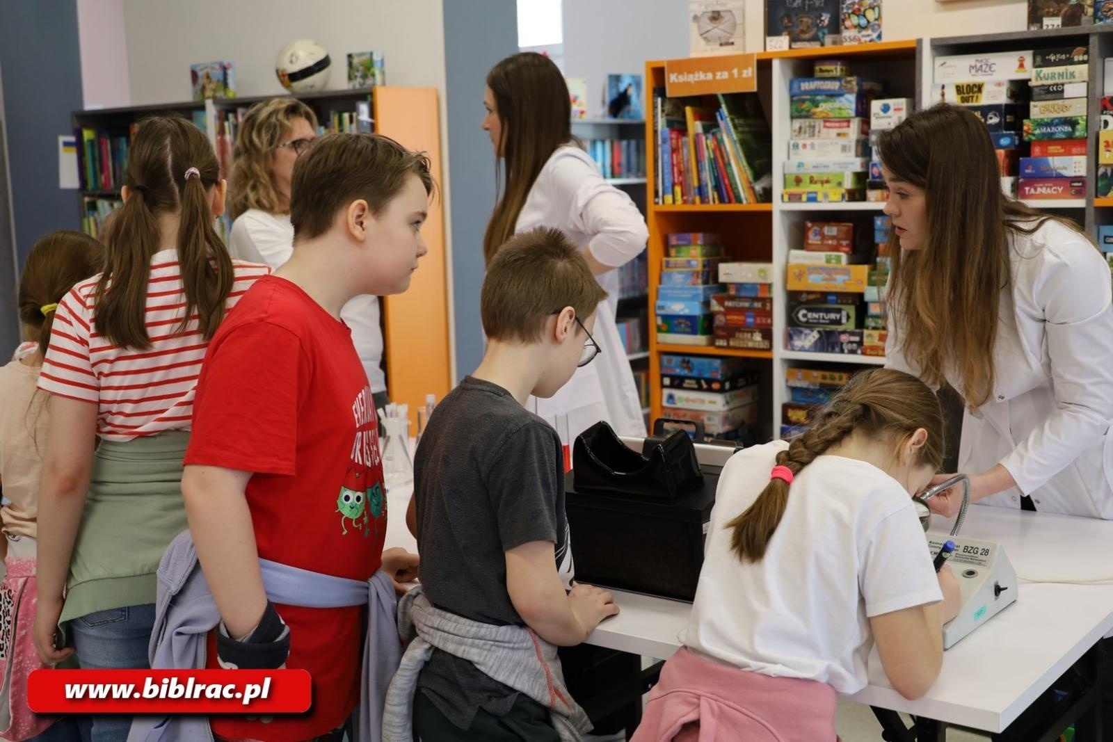 Zdjęcie w galerii na portalu naszraciborz.pl: Światowy Dzień Wody z Wodociągami Raciborskimi w bibliotece wiadomości z regionu