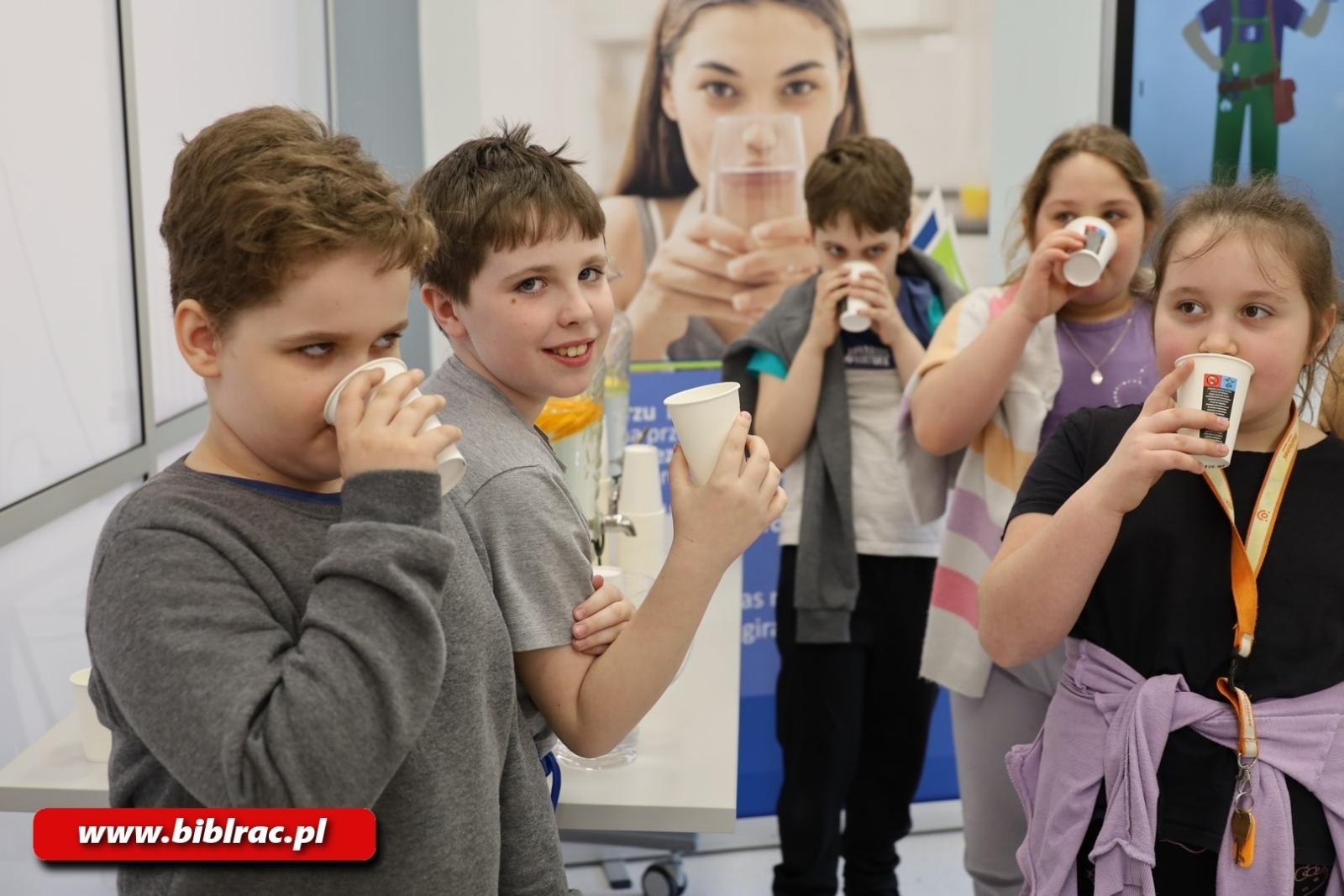 Zdjęcie w galerii na portalu naszraciborz.pl: Światowy Dzień Wody z Wodociągami Raciborskimi w bibliotece wiadomości z regionu