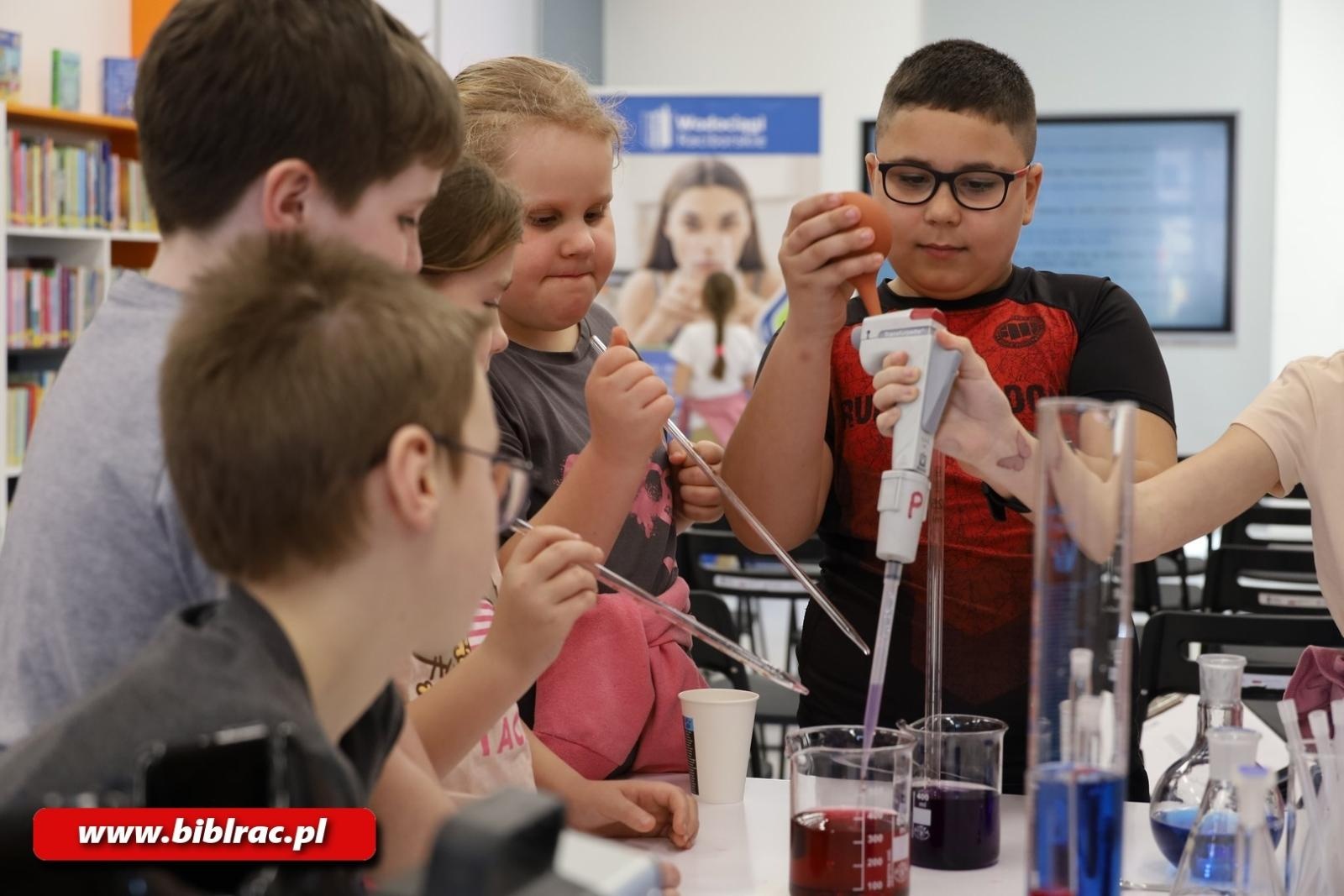 Zdjęcie w galerii na portalu naszraciborz.pl: Światowy Dzień Wody z Wodociągami Raciborskimi w bibliotece wiadomości z regionu