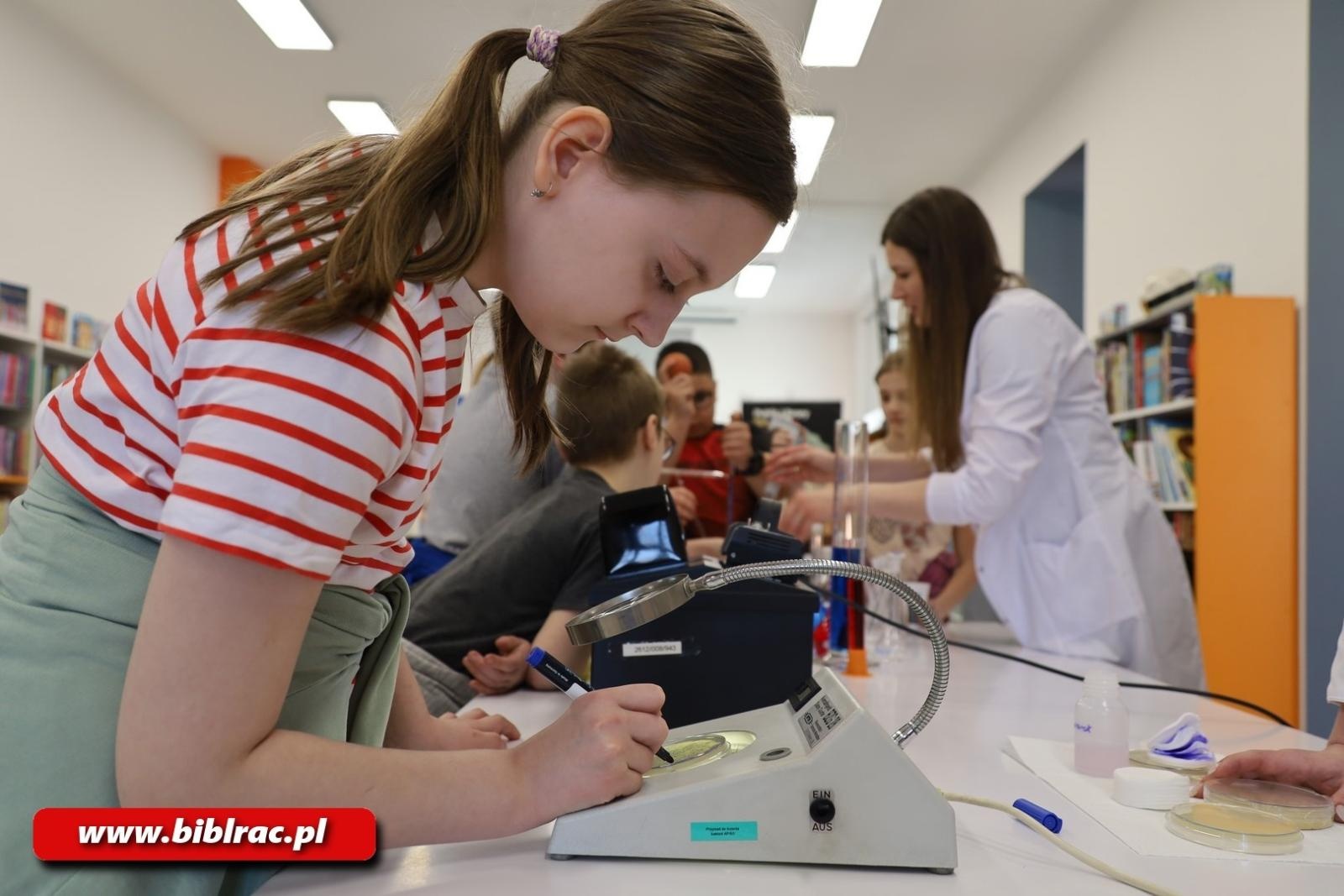 Zdjęcie w galerii na portalu naszraciborz.pl: Światowy Dzień Wody z Wodociągami Raciborskimi w bibliotece wiadomości z regionu