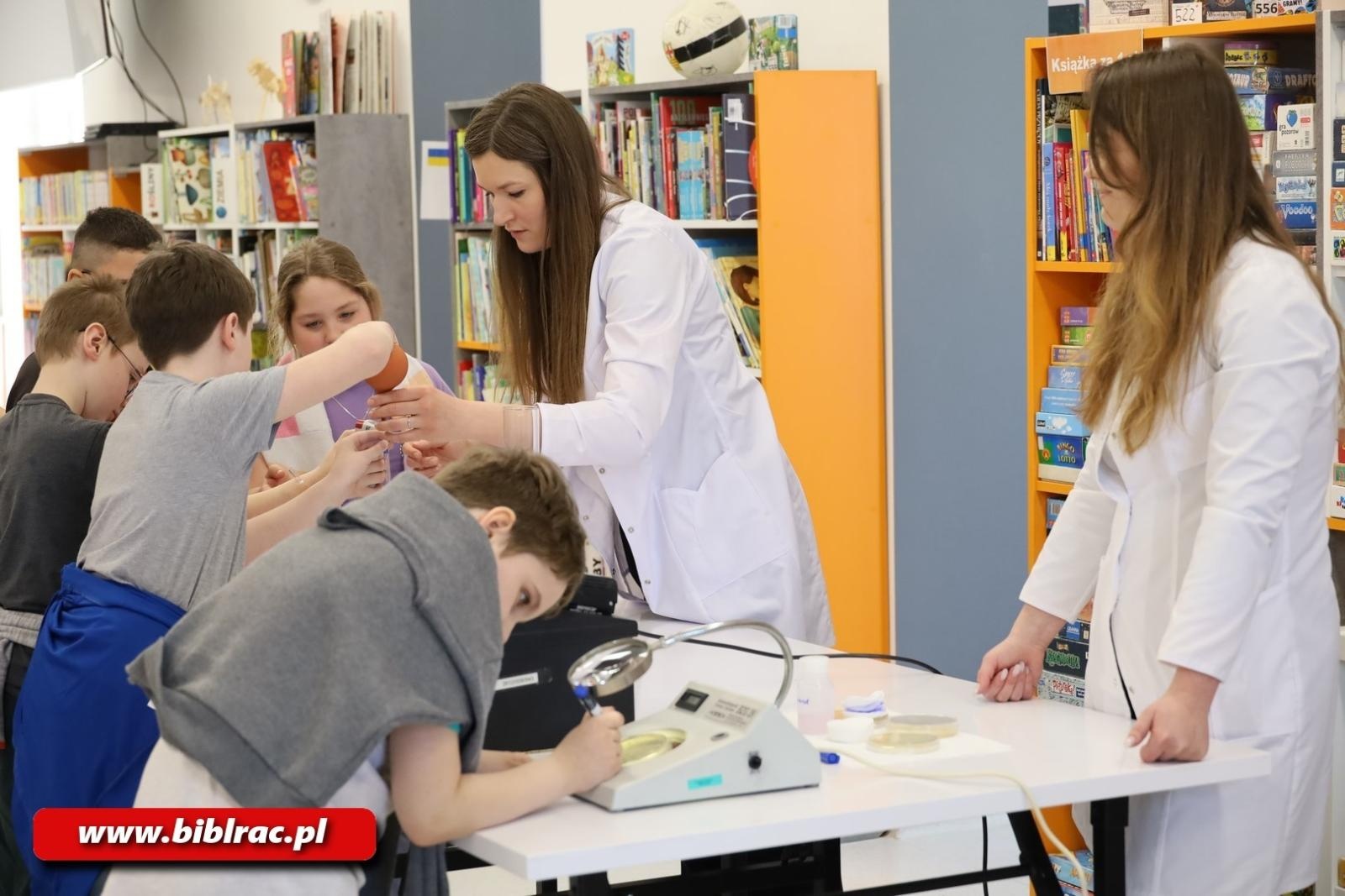 Zdjęcie w galerii na portalu naszraciborz.pl: Światowy Dzień Wody z Wodociągami Raciborskimi w bibliotece wiadomości z regionu