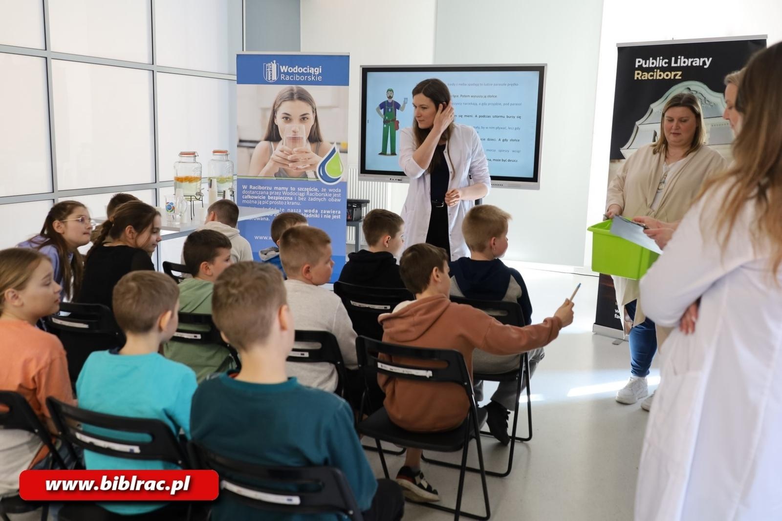 Zdjęcie w galerii na portalu naszraciborz.pl: Światowy Dzień Wody z Wodociągami Raciborskimi w bibliotece wiadomości z regionu