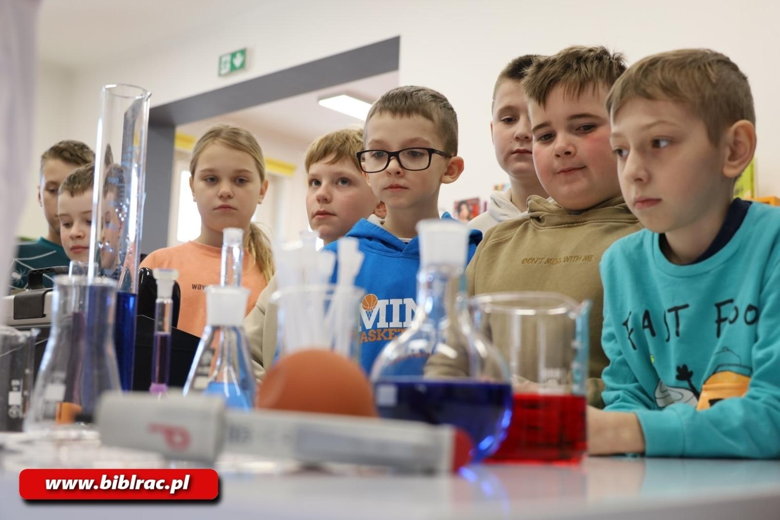 Zdjęcie w galerii na portalu naszraciborz.pl: Światowy Dzień Wody z Wodociągami Raciborskimi w bibliotece wiadomości z regionu