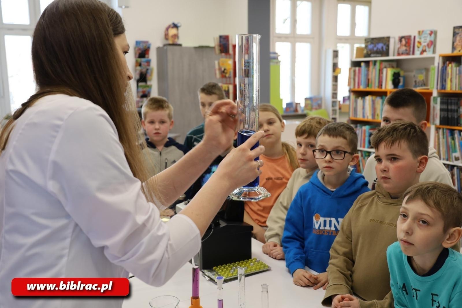 Zdjęcie w galerii na portalu naszraciborz.pl: Światowy Dzień Wody z Wodociągami Raciborskimi w bibliotece wiadomości z regionu