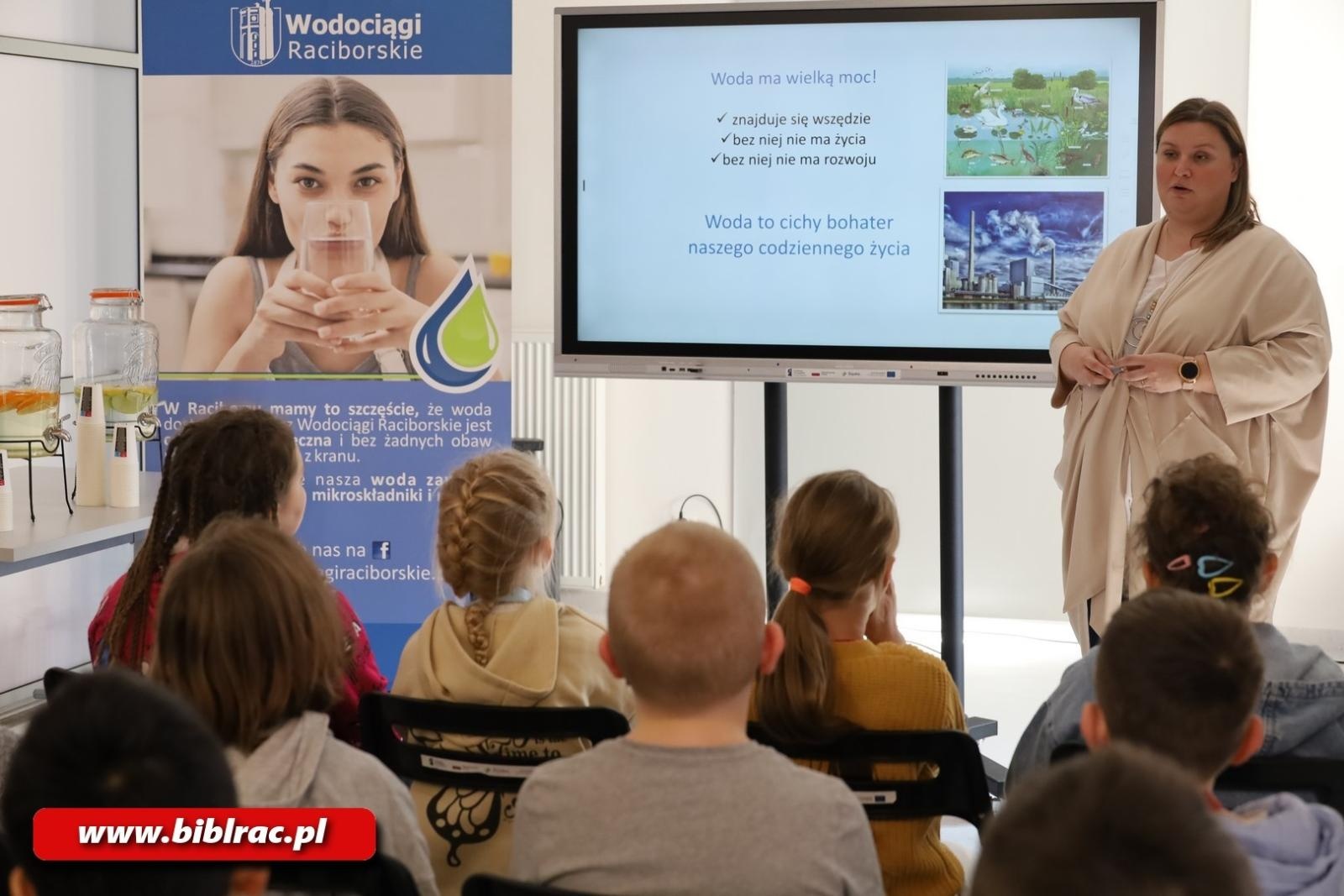 Zdjęcie w galerii na portalu naszraciborz.pl: Światowy Dzień Wody z Wodociągami Raciborskimi w bibliotece wiadomości z regionu
