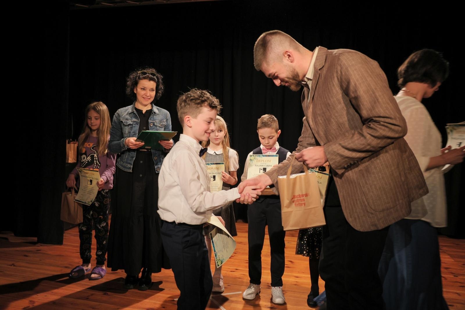 Zdjęcie w galerii na portalu naszraciborz.pl: Za nami eliminacje powiatowe konkursu recytatorskiego Mały OKR 2025 wiadomości z regionu