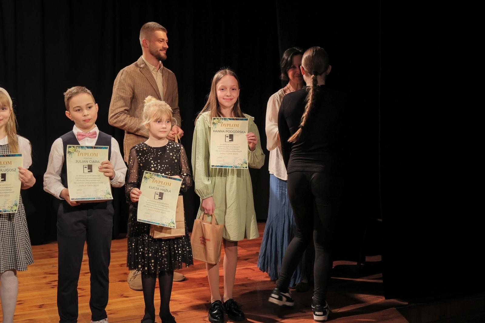 Zdjęcie w galerii na portalu naszraciborz.pl: Za nami eliminacje powiatowe konkursu recytatorskiego Mały OKR 2025 wiadomości z regionu
