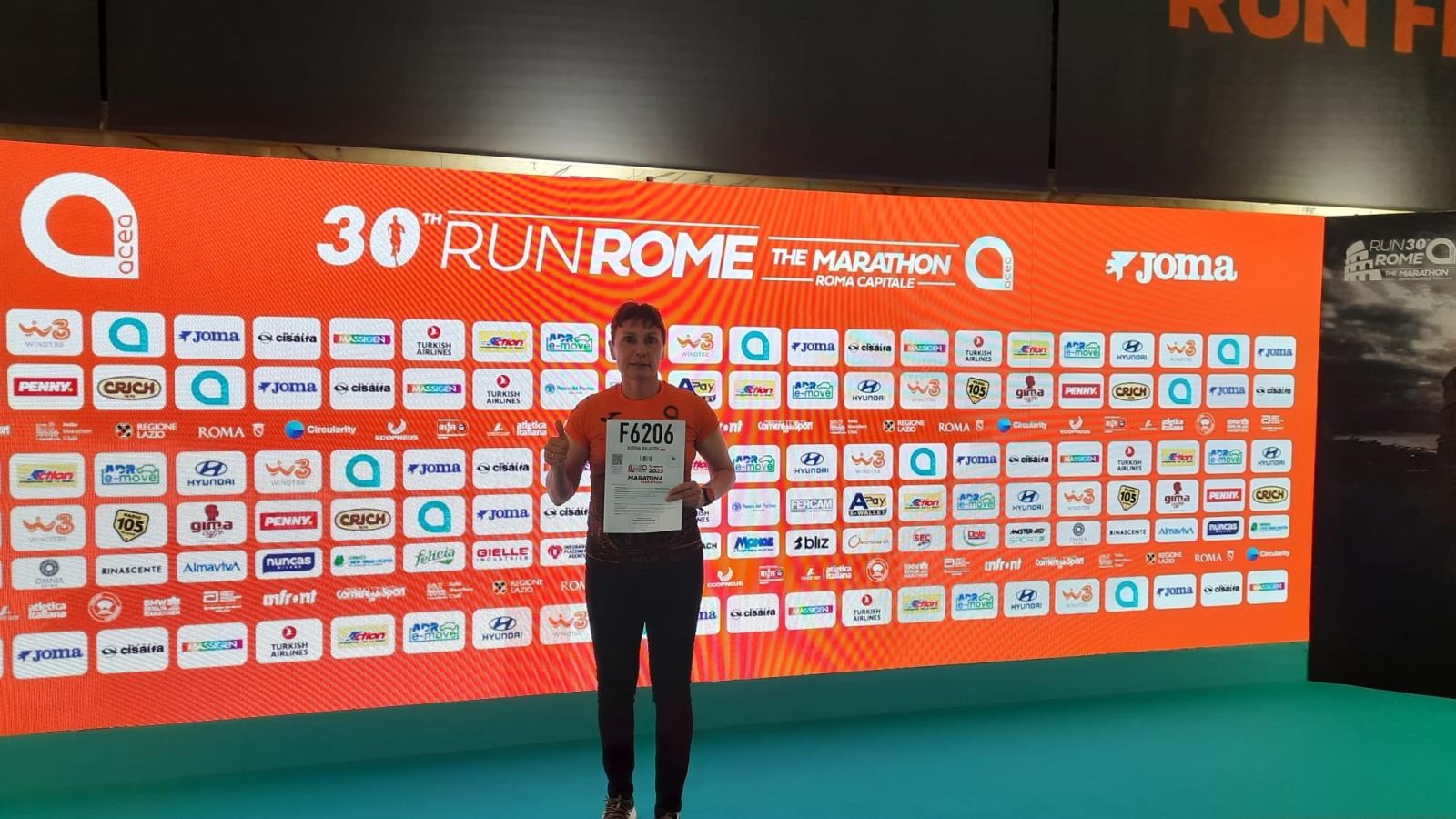 Zdjęcie w galerii na portalu naszraciborz.pl: Nauczycielka z rudnickiej szkoły przebiegła maraton w Rzymie wiadomości z regionu