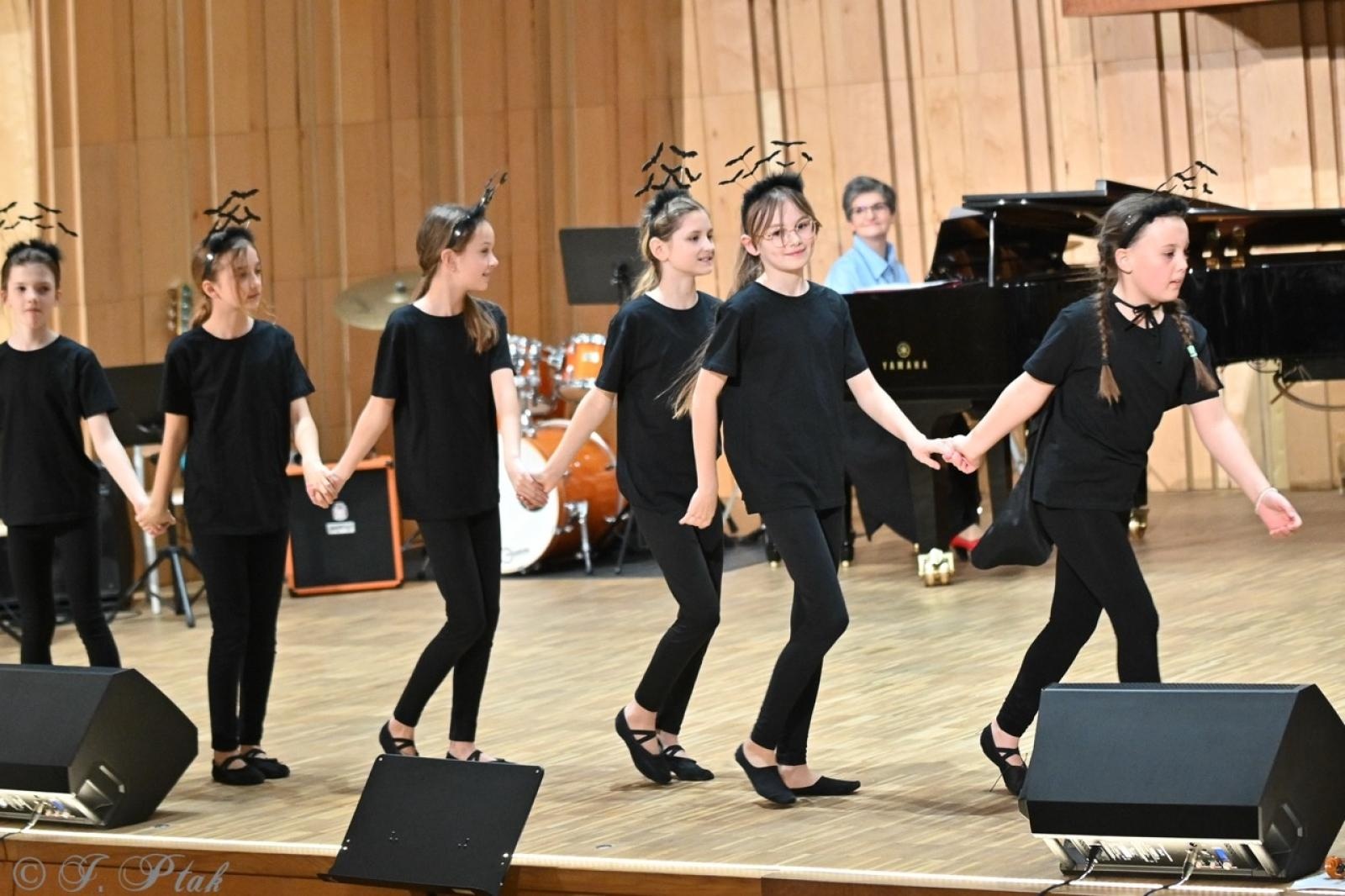 Zdjęcie w galerii na portalu naszraciborz.pl: Muzyczna podróż przez style i epoki. Koncert wiosenny w Państwowej Szkole Muzycznej w Raciborzu wiadomości z regionu