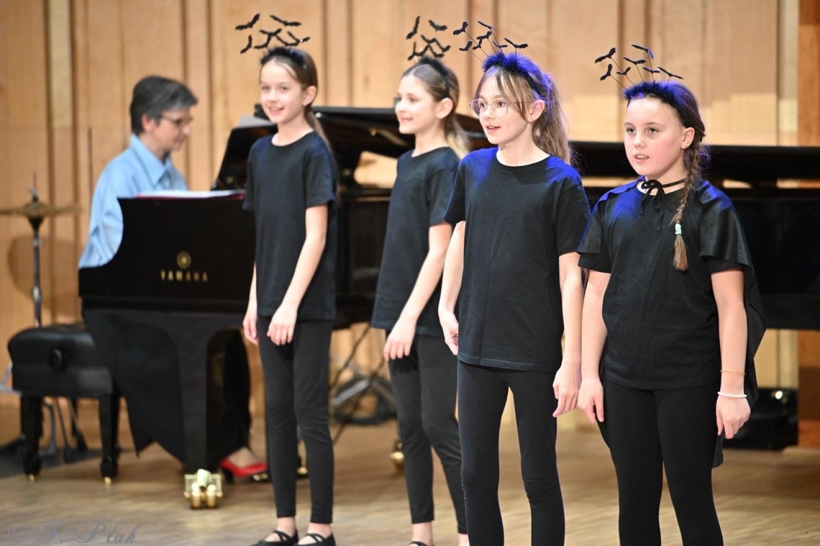 Zdjęcie w galerii na portalu naszraciborz.pl: Muzyczna podróż przez style i epoki. Koncert wiosenny w Państwowej Szkole Muzycznej w Raciborzu wiadomości z regionu