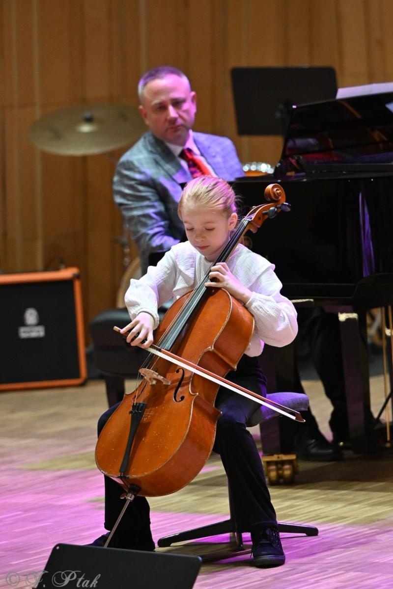 Zdjęcie w galerii na portalu naszraciborz.pl: Muzyczna podróż przez style i epoki. Koncert wiosenny w Państwowej Szkole Muzycznej w Raciborzu wiadomości z regionu