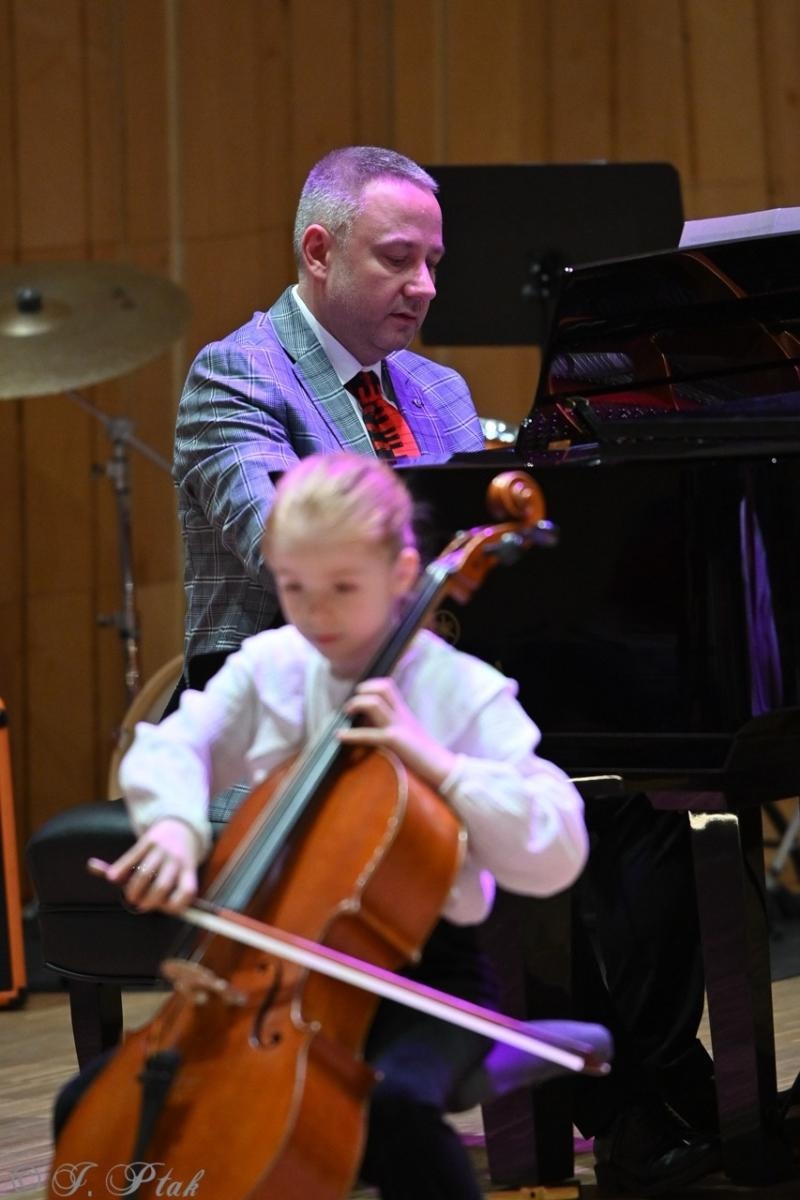 Zdjęcie w galerii na portalu naszraciborz.pl: Muzyczna podróż przez style i epoki. Koncert wiosenny w Państwowej Szkole Muzycznej w Raciborzu wiadomości z regionu