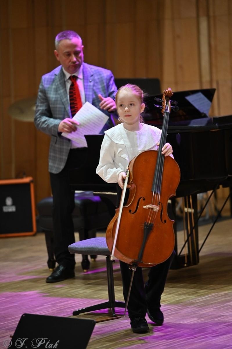 Zdjęcie w galerii na portalu naszraciborz.pl: Muzyczna podróż przez style i epoki. Koncert wiosenny w Państwowej Szkole Muzycznej w Raciborzu wiadomości z regionu