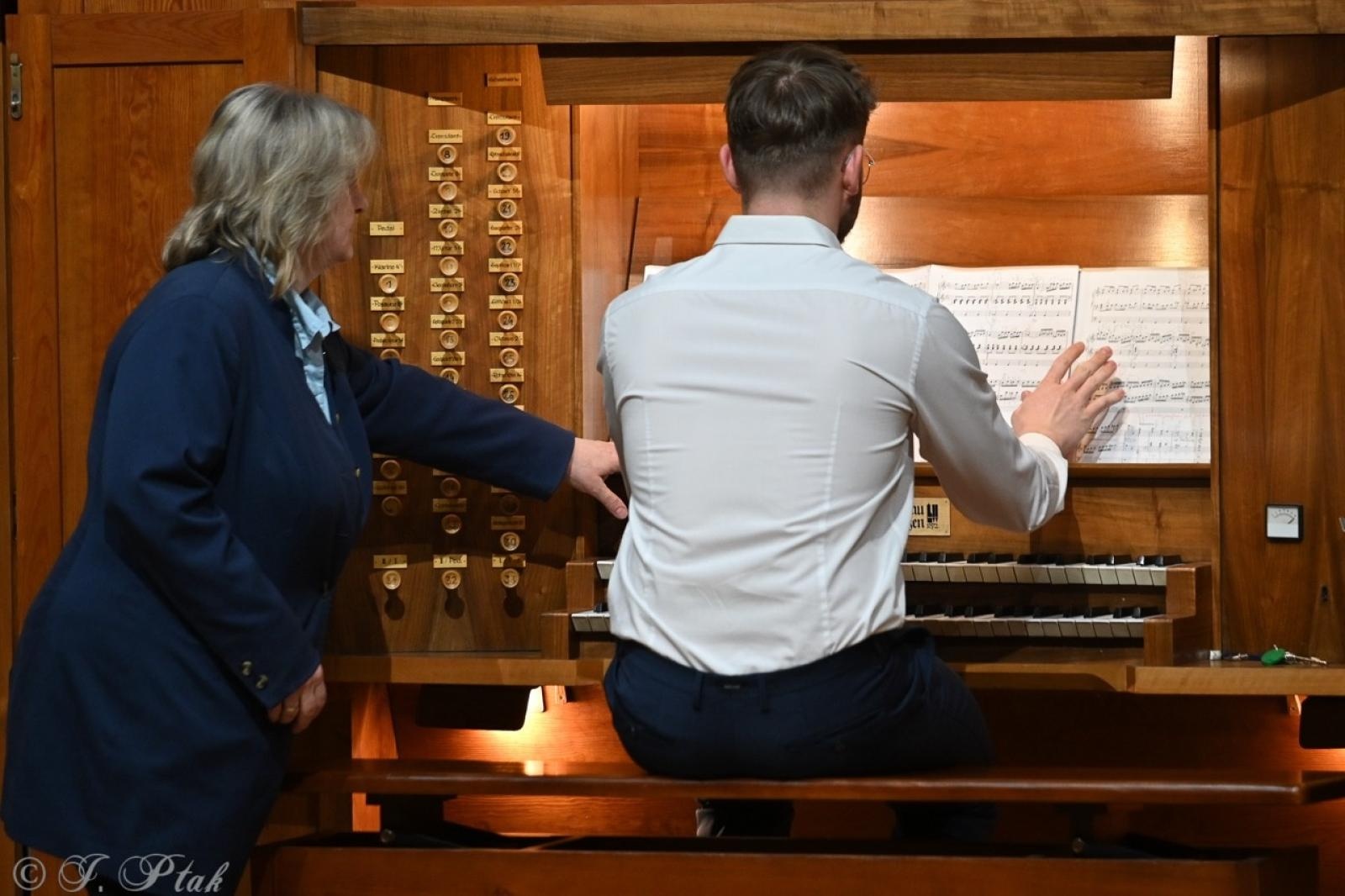 Zdjęcie w galerii na portalu naszraciborz.pl: Muzyczna podróż przez style i epoki. Koncert wiosenny w Państwowej Szkole Muzycznej w Raciborzu wiadomości z regionu