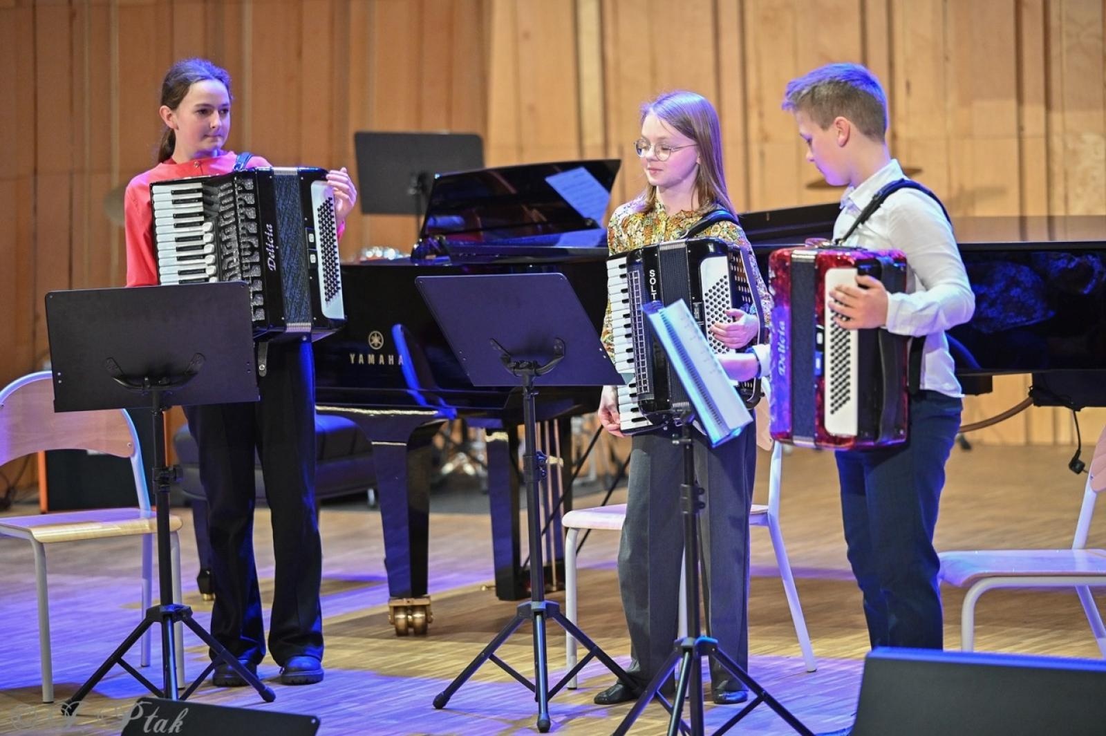 Zdjęcie w galerii na portalu naszraciborz.pl: Muzyczna podróż przez style i epoki. Koncert wiosenny w Państwowej Szkole Muzycznej w Raciborzu wiadomości z regionu