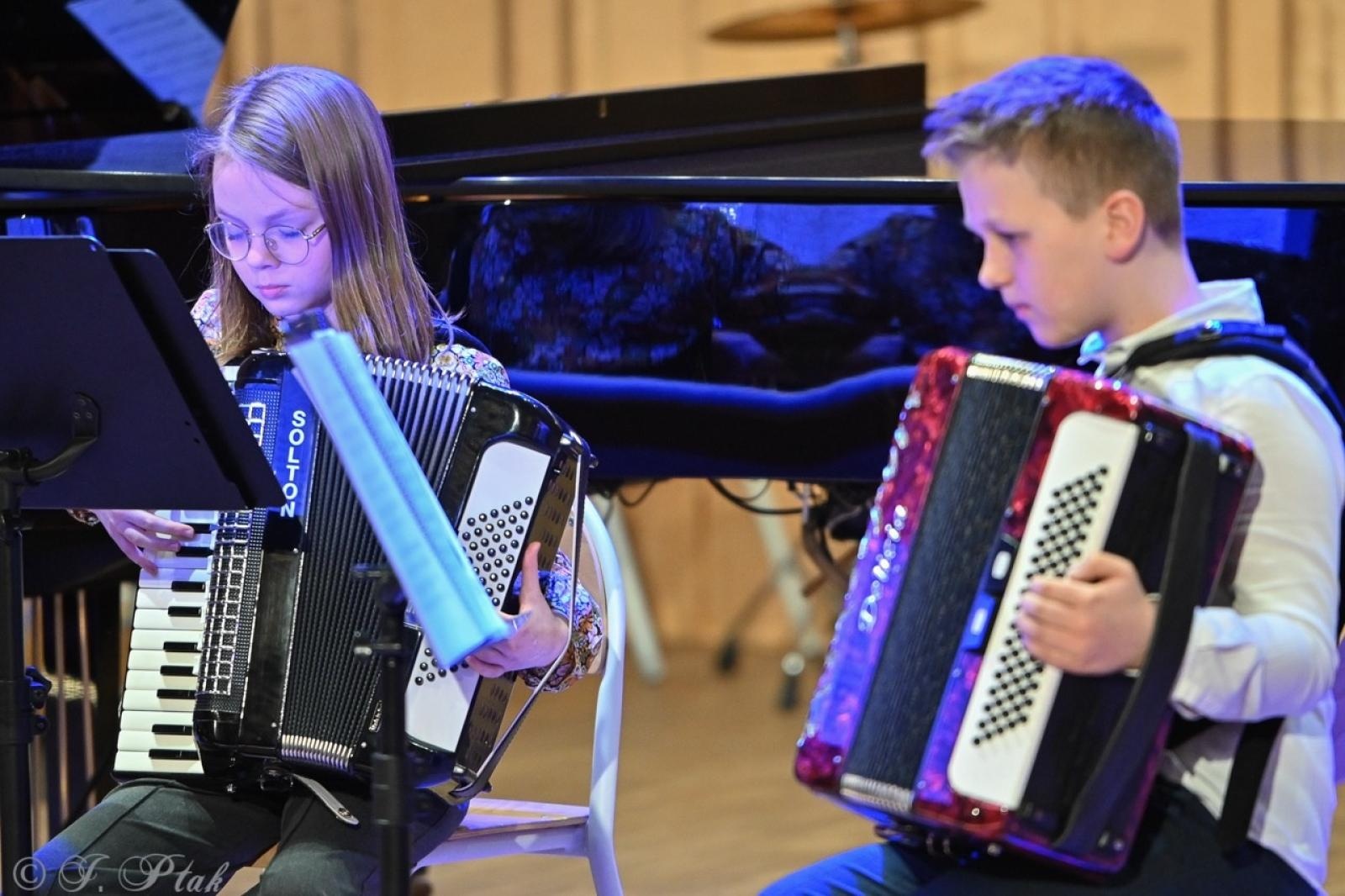 Zdjęcie w galerii na portalu naszraciborz.pl: Muzyczna podróż przez style i epoki. Koncert wiosenny w Państwowej Szkole Muzycznej w Raciborzu wiadomości z regionu
