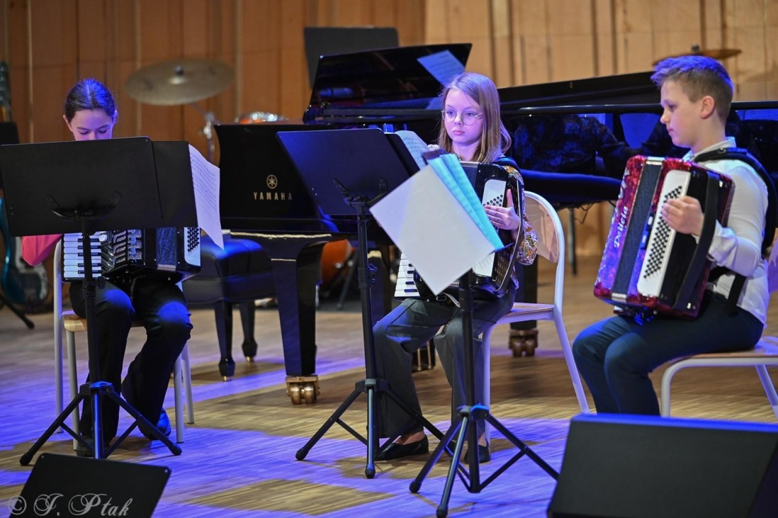 Zdjęcie w galerii na portalu naszraciborz.pl: Muzyczna podróż przez style i epoki. Koncert wiosenny w Państwowej Szkole Muzycznej w Raciborzu wiadomości z regionu