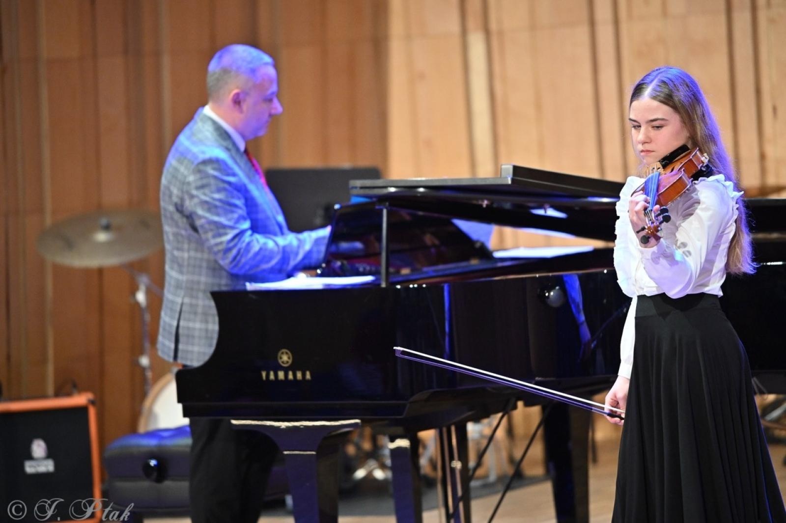 Zdjęcie w galerii na portalu naszraciborz.pl: Muzyczna podróż przez style i epoki. Koncert wiosenny w Państwowej Szkole Muzycznej w Raciborzu wiadomości z regionu