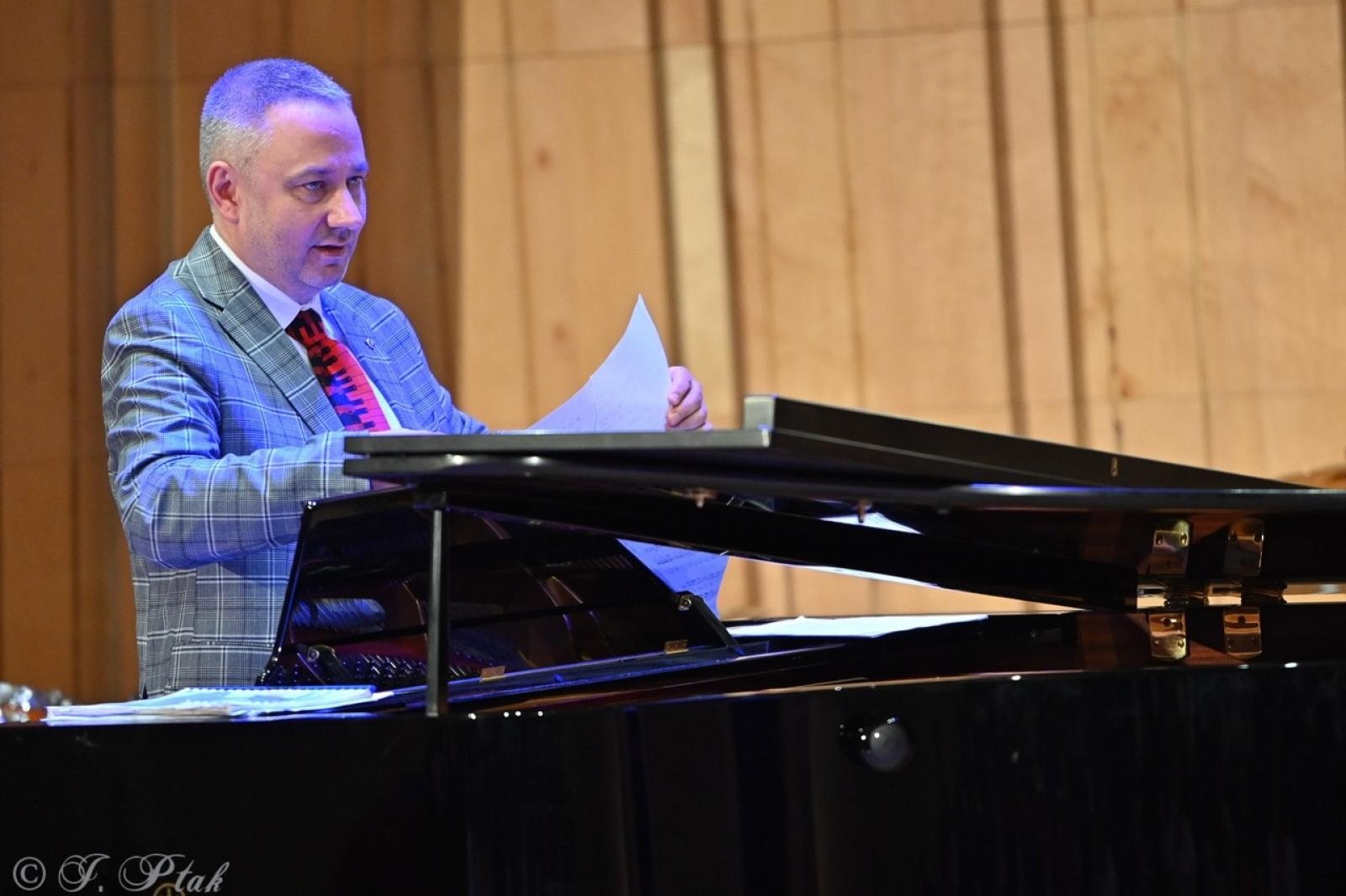 Zdjęcie w galerii na portalu naszraciborz.pl: Muzyczna podróż przez style i epoki. Koncert wiosenny w Państwowej Szkole Muzycznej w Raciborzu wiadomości z regionu