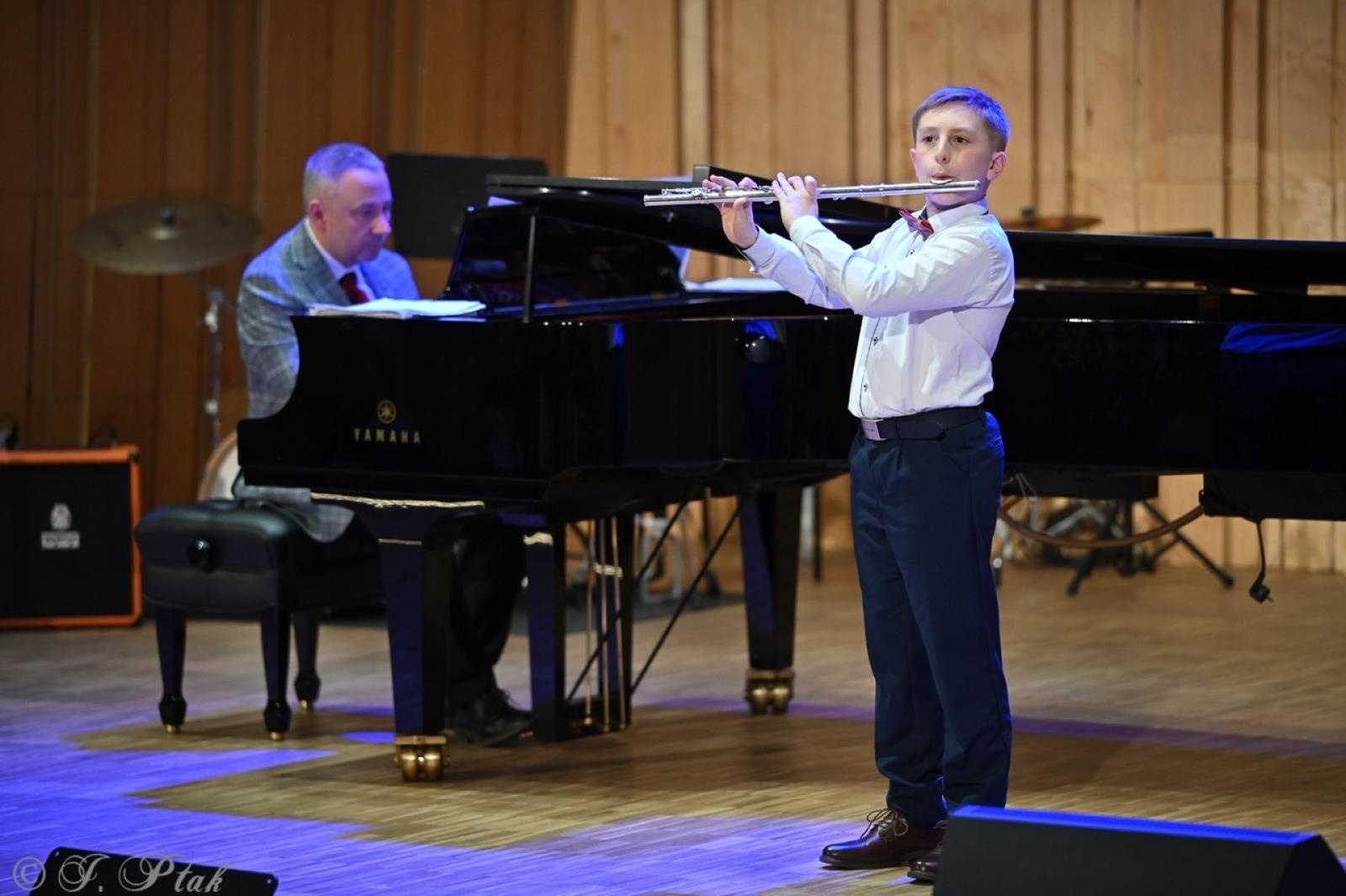 Zdjęcie w galerii na portalu naszraciborz.pl: Muzyczna podróż przez style i epoki. Koncert wiosenny w Państwowej Szkole Muzycznej w Raciborzu wiadomości z regionu