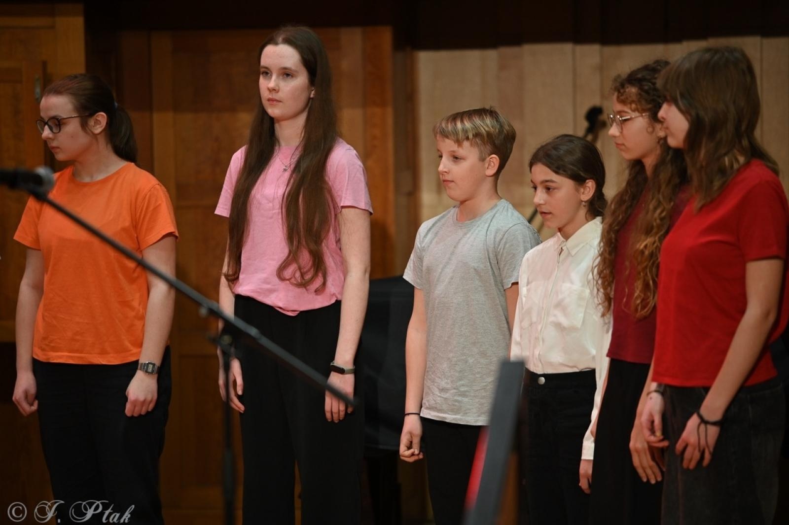 Zdjęcie w galerii na portalu naszraciborz.pl: Muzyczna podróż przez style i epoki. Koncert wiosenny w Państwowej Szkole Muzycznej w Raciborzu wiadomości z regionu