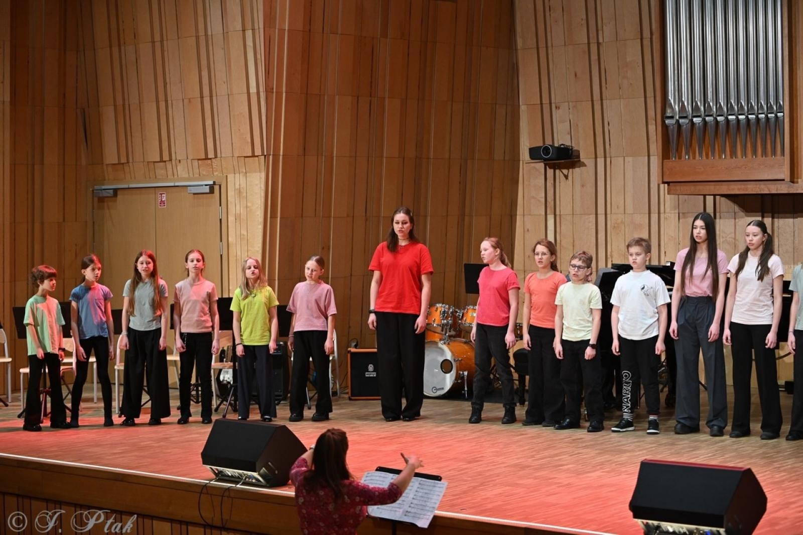 Zdjęcie w galerii na portalu naszraciborz.pl: Muzyczna podróż przez style i epoki. Koncert wiosenny w Państwowej Szkole Muzycznej w Raciborzu wiadomości z regionu