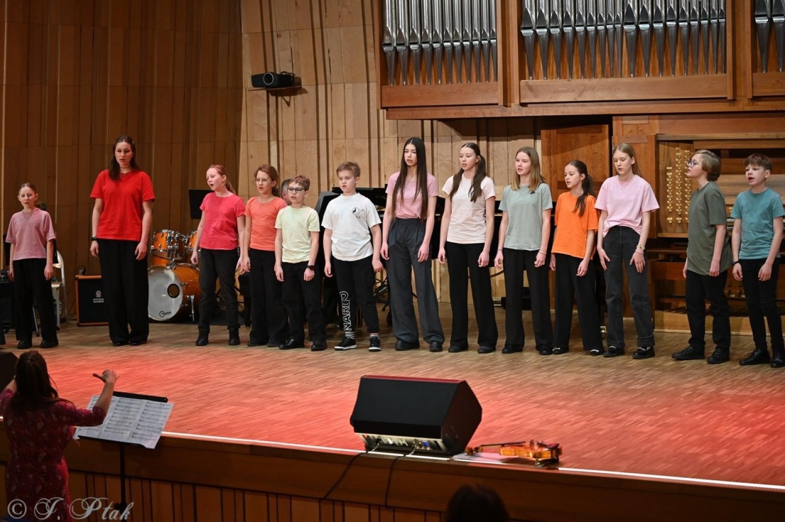 Zdjęcie w galerii na portalu naszraciborz.pl: Muzyczna podróż przez style i epoki. Koncert wiosenny w Państwowej Szkole Muzycznej w Raciborzu wiadomości z regionu